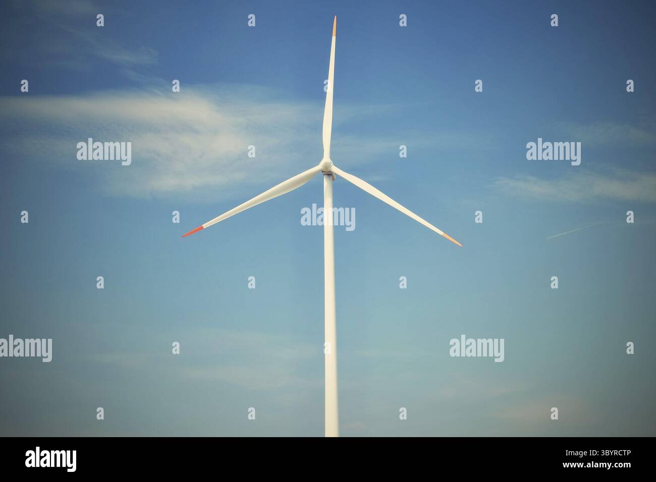 ECO Power. Windenergieanlage für alternative Energie. Grün Stockfoto