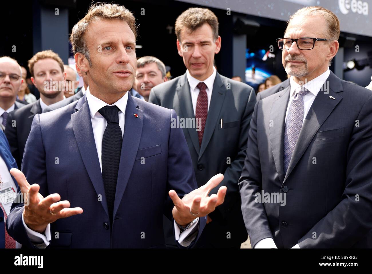 19. Juni 2023, Le Bourget, seine-Saint-Denis, Frankreich: Le Bourget (Frankreich), 19.06.2023.- (L-R) der französische Präsident Emmanuel Macron, neben dem Präsidenten des Nationalen Zentrums für Raumfahrtstudien (CNES), Philippe Baptiste und dem Generaldirektor der Europäischen Weltraumorganisation (ESA), Josef Aschbacher, spricht am 19. Juni 2023 mit Journalisten bei einem Besuch der Internationalen Pariser Luftfahrtschau am Flughafen ParisñLe Bourget in Le Bourget, Frankreich. CEOs der Luftfahrtindustrie und führende Regierungsbeamte aus aller Welt kamen am 19. Juni auf die Paris Air Show, um eine Woche lang Geschäfte zu machen und die neuesten Flugzeuge der Welt zu demonstrieren und zu demonstrieren Stockfoto
