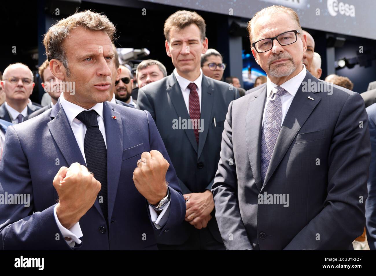 19. Juni 2023, Le Bourget, seine-Saint-Denis, Frankreich: Le Bourget (Frankreich), 19.06.2023.- (L-R) der französische Präsident Emmanuel Macron, neben dem Präsidenten des Nationalen Zentrums für Raumfahrtstudien (CNES), Philippe Baptiste und dem Generaldirektor der Europäischen Weltraumorganisation (ESA), Josef Aschbacher, spricht am 19. Juni 2023 mit Journalisten bei einem Besuch der Internationalen Pariser Luftfahrtschau am Flughafen ParisñLe Bourget in Le Bourget, Frankreich. CEOs der Luftfahrtindustrie und führende Regierungsbeamte aus aller Welt kamen am 19. Juni auf die Paris Air Show, um eine Woche lang Geschäfte zu machen und die neuesten Flugzeuge der Welt zu demonstrieren und zu demonstrieren Stockfoto