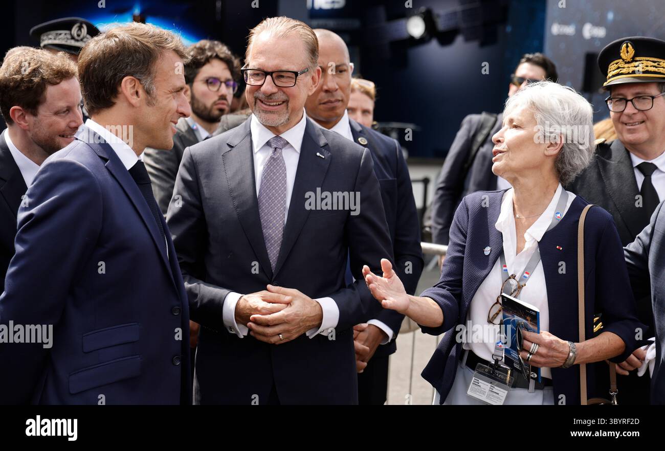 19. Juni 2023, Le Bourget, seine-Saint-Denis, Frankreich: Le Bourget (Frankreich), 19.06.2023.- (L-R) der französische Präsident Emmanuel Macron spricht neben Josef Aschbacher, Generaldirektor der Europäischen Weltraumorganisation (ESA), mit dem ehemaligen französischen Astronauten Claudie Haignere (R) auf der Internationalen Pariser Luftfahrtschau am Flughafen ParisñLe Bourget, Frankreich, 19. Juni 2023. CEOs der Luftfahrtindustrie und führende Regierungsbeamte aus aller Welt kamen am 19. Juni auf die Paris Air Show, um eine Woche lang Geschäfte zu machen und die neueste Luft- und Raumfahrttechnologie der Welt zu demonstrieren. (Francia) (Kreditbild: © Ludo Stockfoto