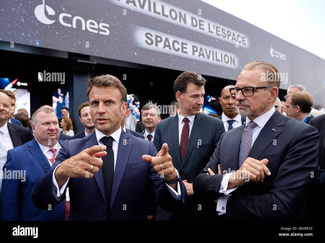 19. Juni 2023, Le Bourget, seine-Saint-Denis, Frankreich: Le Bourget (Frankreich), 19.06.2023.- (L-R) der französische Präsident Emmanuel Macron, neben dem Präsidenten des Nationalen Zentrums für Raumfahrtstudien (CNES), Philippe Baptiste und dem Generaldirektor der Europäischen Weltraumorganisation (ESA), Josef Aschbacher, spricht am 19. Juni 2023 mit Journalisten bei einem Besuch der Internationalen Pariser Luftfahrtschau am Flughafen ParisñLe Bourget in Le Bourget, Frankreich. CEOs der Luftfahrtindustrie und führende Regierungsbeamte aus aller Welt kamen am 19. Juni auf die Paris Air Show, um eine Woche lang Geschäfte zu machen und die neuesten Flugzeuge der Welt zu demonstrieren und zu demonstrieren Stockfoto