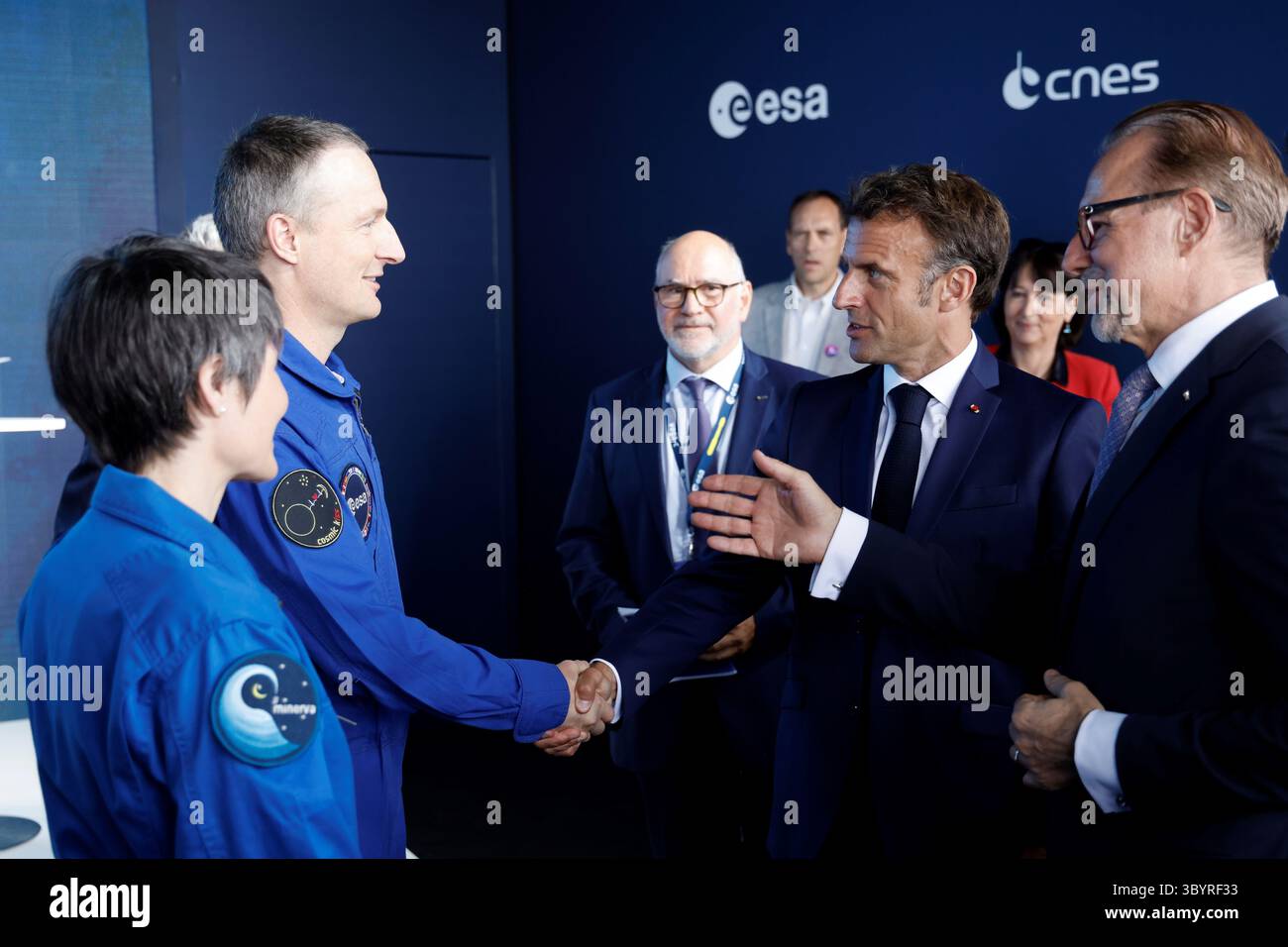 19. Juni 2023, Le Bourget, seine-Saint-Denis, Frankreich: Le Bourget (Frankreich), 19.06.2023.- der französische Präsident Emmanuel Macron schüttelt den deutschen Astronauten Matthias Maurer (2-L) neben dem Generaldirektor der Europäischen Weltraumorganisation (ESA) Josef Aschbacher (R) während der Internationalen Pariser Luftfahrtschau am Flughafen ParisñLe Bourget, Frankreich, 19. Juni 2023. CEOs der Luftfahrtindustrie und führende Regierungsbeamte aus aller Welt kamen am 19. Juni auf die Paris Air Show, um eine Woche lang Geschäfte zu machen und die neueste Luft- und Raumfahrttechnologie der Welt zu demonstrieren. (Francia) (Kreditbild: © L Stockfoto