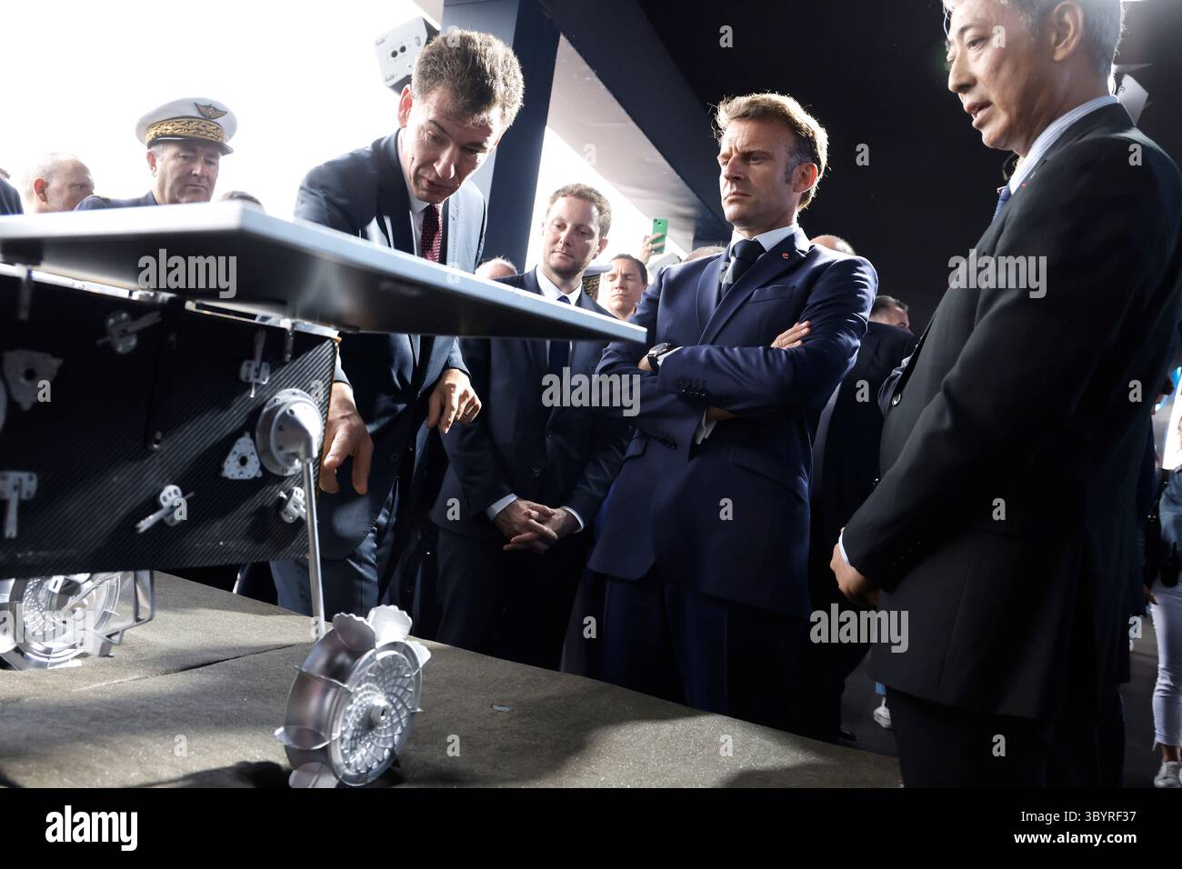 19. Juni 2023, Le Bourget, seine-Saint-Denis, Frankreich: Le Bourget (Frankreich), 19.06.2023.- Präsident des Nationalen Zentrums für Raumfahrtstudien (CNES), Philippe Baptiste (2-L) und der Präsident der Japan Aerospace Exploration Agency (JAXA) ParisñLe, Hiroshi Yamakawa (R), präsentieren dem französischen Präsidenten Emmanuel Macron, ein Modell eines rovers, das für das Martian Moons Exploration (MMX) während der Internationalen Luftfahrtschau am 19. Juni 2023 auf dem französischen Flughafen Bourget in Bourget, entwickelt wurde. CEOs der Luftfahrtindustrie und führende Regierungsbeamte aus aller Welt sind am 19. Juni für eine Woche auf der Pariser Flugschau abgestiegen Stockfoto