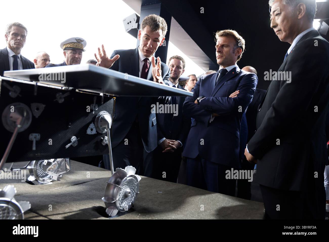 19. Juni 2023, Le Bourget, seine-Saint-Denis, Frankreich: Le Bourget (Frankreich), 19.06.2023.- Präsident des Nationalen Zentrums für Raumfahrtstudien (CNES), Philippe Baptiste (C) und der Präsident der Japan Aerospace Exploration Agency (JAXA) ParisñLe, Hiroshi Yamakawa (R), präsentieren dem französischen Präsidenten Emmanuel Macron ein Modell eines rovers, das für das Martian Moons Exploration (MMX) während der Internationalen Luftfahrtschau am 19. Juni 2023 auf dem französischen Flughafen Bourget entwickelt wurde. CEOs der Luftfahrtindustrie und führende Regierungsbeamte aus aller Welt sind am 19. Juni für eine Woche von 10 auf der Pariser Flugschau abgestiegen Stockfoto