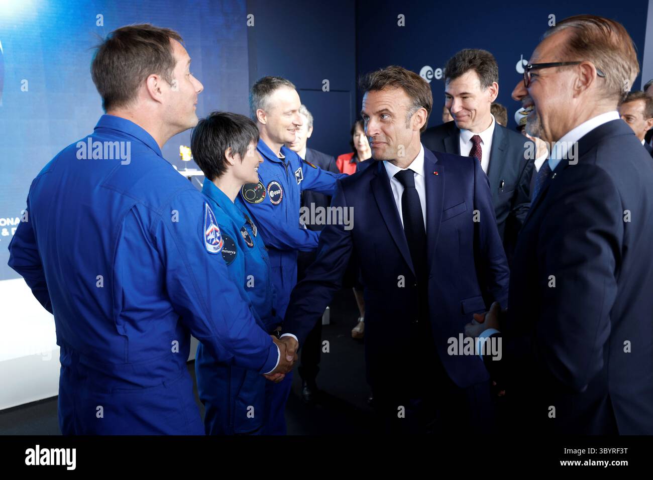 19. Juni 2023, Le Bourget, seine-Saint-Denis, Frankreich: Le Bourget (Frankreich), 19.06.2023.- der französische Präsident Emmanuel Macron schüttelt sich den französischen Luft- und Raumfahrtingenieur, Piloten und Astronauten Thomas Pesquet (L) neben dem Generaldirektor der Europäischen Weltraumorganisation (ESA) Josef Aschbacher (R) während der Internationalen Pariser Luftfahrtschau am Flughafen ParisñLe Bourget, Frankreich, 19. Juni 2023. CEOs der Luftfahrtindustrie und führende Regierungsbeamte aus aller Welt kamen am 19. Juni auf die Paris Air Show, um eine Woche lang Geschäfte zu machen und die neueste Luft- und Raumfahrttechnologie der Welt zu demonstrieren. ( Stockfoto