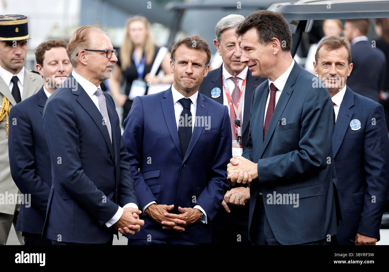 19. Juni 2023, Le Bourget, seine-Saint-Denis, Frankreich: Le Bourget (Frankreich), 19.06.2023.- der französische Präsident Emmanuel Macron spricht mit dem Präsidenten des Nationalen Zentrums für Raumfahrtstudien (CNES), Philippe Baptiste (2-R) und dem Generaldirektor der Europäischen Weltraumorganisation (ESA), Josef Aschbacher (2-L), während er am 19. Juni 2023 die Internationale Pariser Luftfahrtschau auf dem Flughafen ParisñLe Bourget in Le Bourget, Frankreich, besucht. CEOs der Luftfahrtindustrie und führende Regierungsbeamte aus aller Welt kamen am 19. Juni auf die Paris Air Show, um eine Woche lang Geschäfte zu machen und die neuesten Luft- und Raumfahrttechnologien der Welt zu demonstrieren Stockfoto