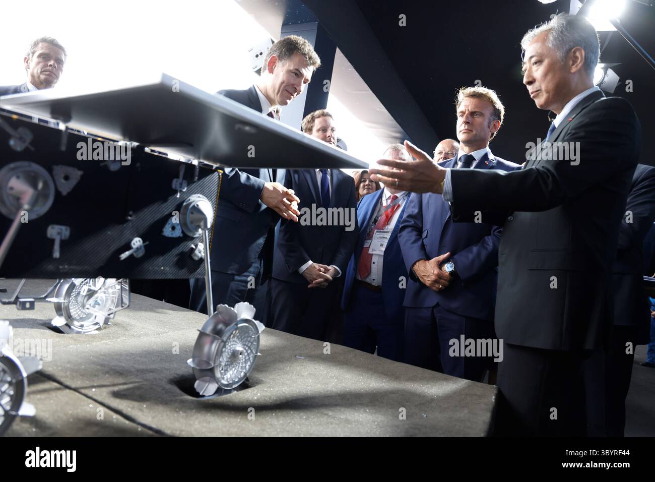 19. Juni 2023, Le Bourget, seine-Saint-Denis, Frankreich: Le Bourget (Frankreich), 19.06.2023.- Präsident des Nationalen Zentrums für Raumfahrtstudien (CNES), Philippe Baptiste (2-L) und der Präsident der Japan Aerospace Exploration Agency (JAXA) ParisñLe, Hiroshi Yamakawa (R), präsentieren dem französischen Präsidenten Emmanuel Macron, ein Modell eines rovers, das für das Martian Moons Exploration (MMX) während der Internationalen Luftfahrtschau am 19. Juni 2023 auf dem französischen Flughafen Bourget in Bourget, entwickelt wurde. CEOs der Luftfahrtindustrie und führende Regierungsbeamte aus aller Welt sind am 19. Juni für eine Woche auf der Pariser Flugschau abgestiegen Stockfoto