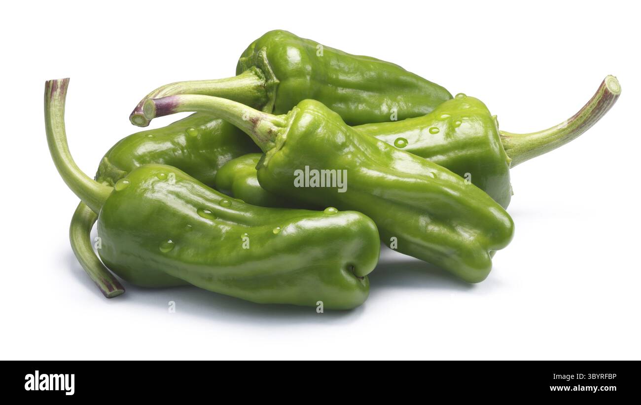 Friggitelli, ein Haufen von toskanischen oder Griechisch milde Paprika, genannt Peperoncini in den USA (Capsicum Annuum). Schneidepfad, Schatten getrennt Stockfoto