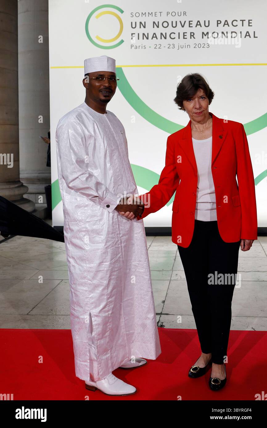 22. Juni 2023, Paris, Frankreich: Paris (Frankreich), 22.06.2023.- die französische Außenministerin Catherine Colonna (R) begrüßt den Vorsitzenden des Übergangsmilitärrates von Tschad Mahamat Idriss Deby Itno bei seiner Ankunft am Palais Brogniart zum Gipfel des Neuen Globalen Finanzpakts in Paris, Frankreich, 22. Juni 2023. Führende Politiker der Welt, Leiter internationaler Organisationen und Aktivisten treffen sich in Paris zu einem zweitägigen Gipfel, um bessere Antworten auf Fragen der Armut und des Klimawandels durch eine Neugestaltung des globalen Finanzsystems zu finden. (Francia) (Foto: © Ludovic Marin/POOL via ZUMA Press Wire) Stockfoto