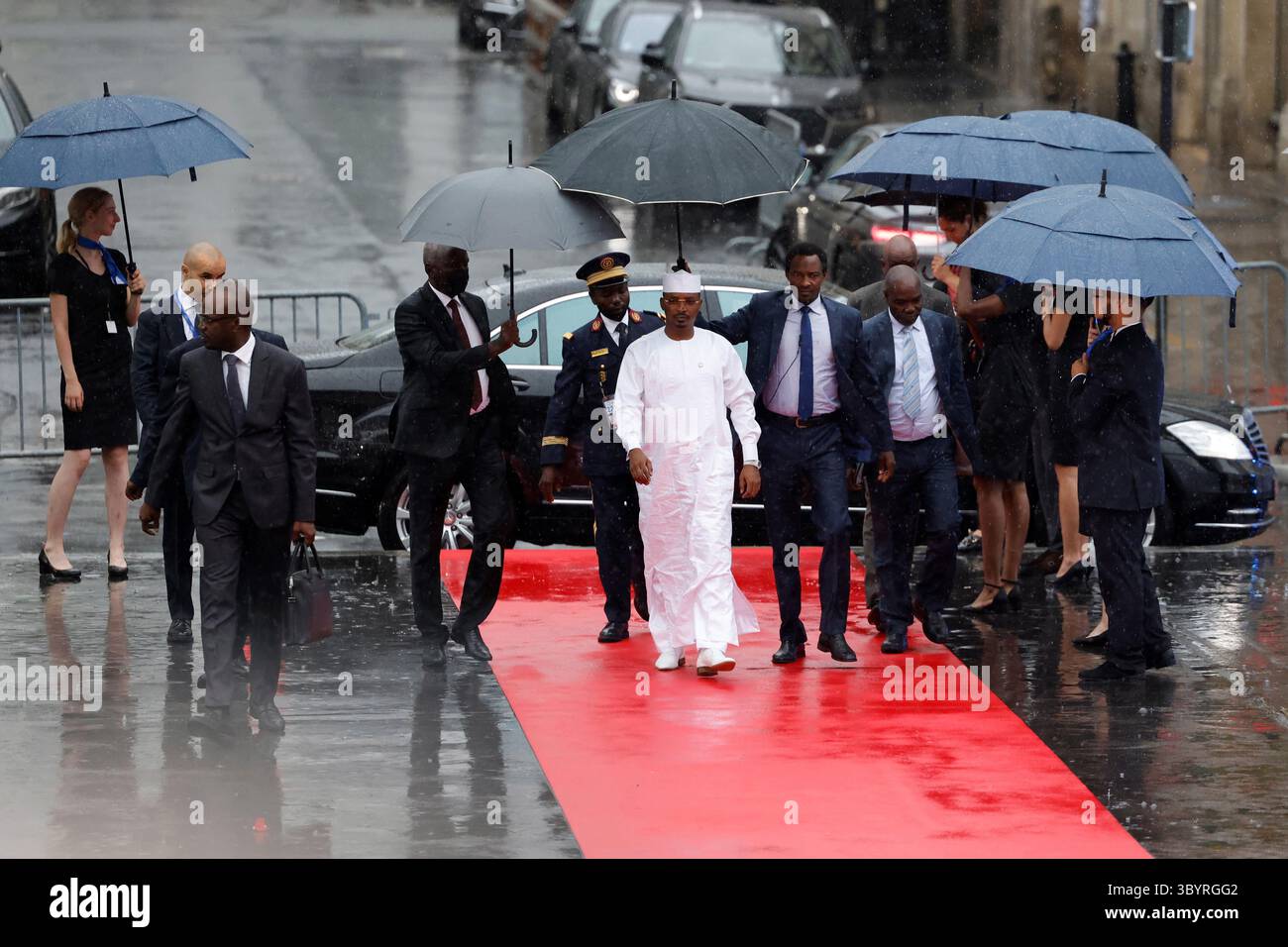 22. Juni 2023, Paris, Frankreich: Paris (Frankreich), 22.06.2023.- der Vorsitzende des Übergangsmilitärrates des Tschad Mahamat Idriss Deby Itno (C) trifft am 22. Juni 2023 zum Gipfeltreffen des Neuen Globalen Finanzpakts in Paris, Frankreich, ein. Führende Politiker der Welt, Leiter internationaler Organisationen und Aktivisten treffen sich in Paris zu einem zweitägigen Gipfel, um bessere Antworten auf Fragen der Armut und des Klimawandels durch eine Neugestaltung des globalen Finanzsystems zu finden. (Francia) (Foto: © Ludovic Marin/POOL via ZUMA Press Wire) Stockfoto