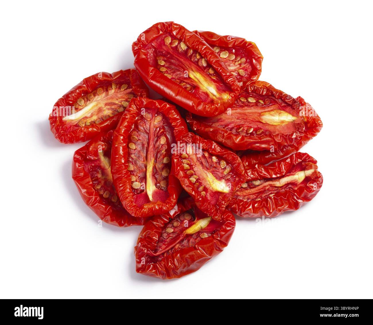 Haufen von sonnengetrockneten oder getrocknete Tomaten Hälften, Ansicht von oben. Schneidepfade, Schatten getrennt Stockfoto