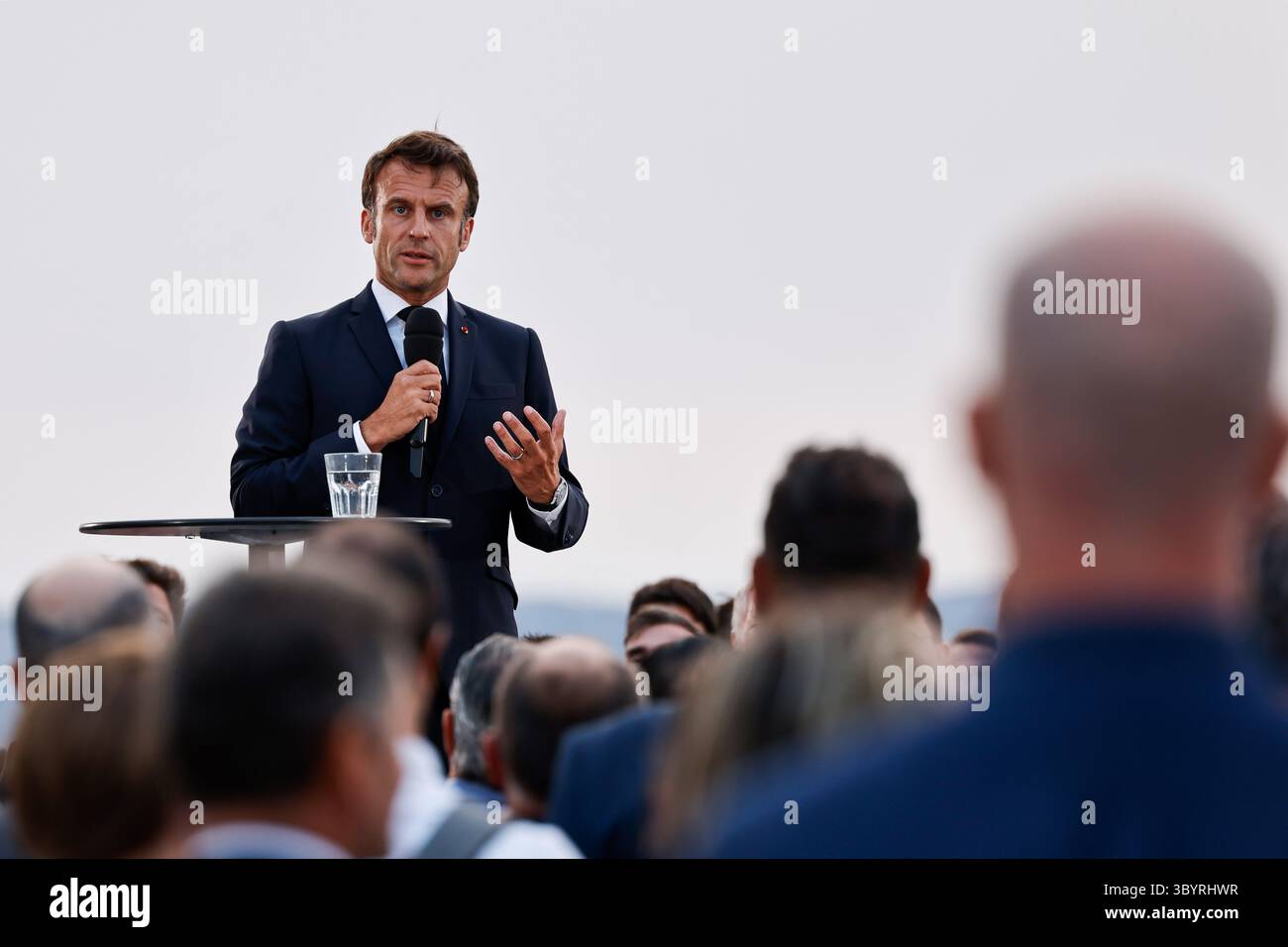 Juni 2023, MARSEILLE, Bouches-du-Rhône, Frankreich: Marseille (Frankreich), 27.06.2023.- der französische Präsident Emmanuel Macron hält am 27. Juni 2023 eine Rede im Fort Saint-Jean in Marseille im Südosten Frankreichs. Der französische Präsident besucht Marseille zwei Jahre, nachdem er einen Umbauplan in Höhe von fünf Milliarden Euro (5,5 Milliarden US-Dollar) für die Stadt aufgestellt hat, um neue Polizisten einzustellen, Schulen und öffentliche Räume zu renovieren und das knarrende öffentliche Verkehrsnetz zu modernisieren. (Francia, Marsella) (Foto: © Ludovic Marin/POOL via ZUMA Press Wire) Stockfoto