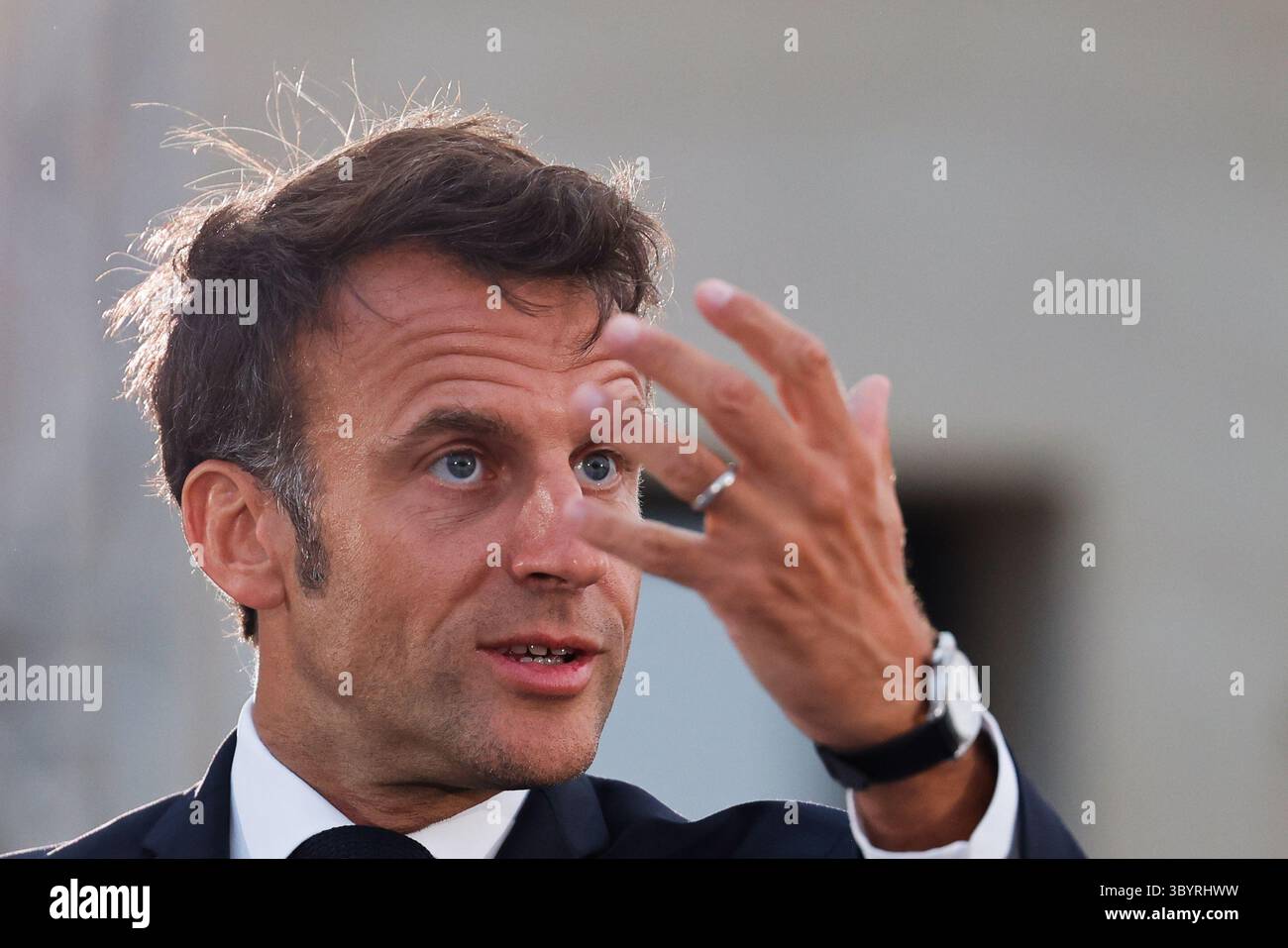 Juni 2023, MARSEILLE, Bouches-du-Rhône, Frankreich: Marseille (Frankreich), 27.06.2023.- der französische Präsident Emmanuel Macron hält am 27. Juni 2023 eine Rede im Fort Saint-Jean in Marseille im Südosten Frankreichs. Der französische Präsident besucht Marseille zwei Jahre, nachdem er einen Umbauplan in Höhe von fünf Milliarden Euro (5,5 Milliarden US-Dollar) für die Stadt aufgestellt hat, um neue Polizisten einzustellen, Schulen und öffentliche Räume zu renovieren und das knarrende öffentliche Verkehrsnetz zu modernisieren. (Francia, Marsella) (Foto: © Ludovic Marin/POOL via ZUMA Press Wire) Stockfoto