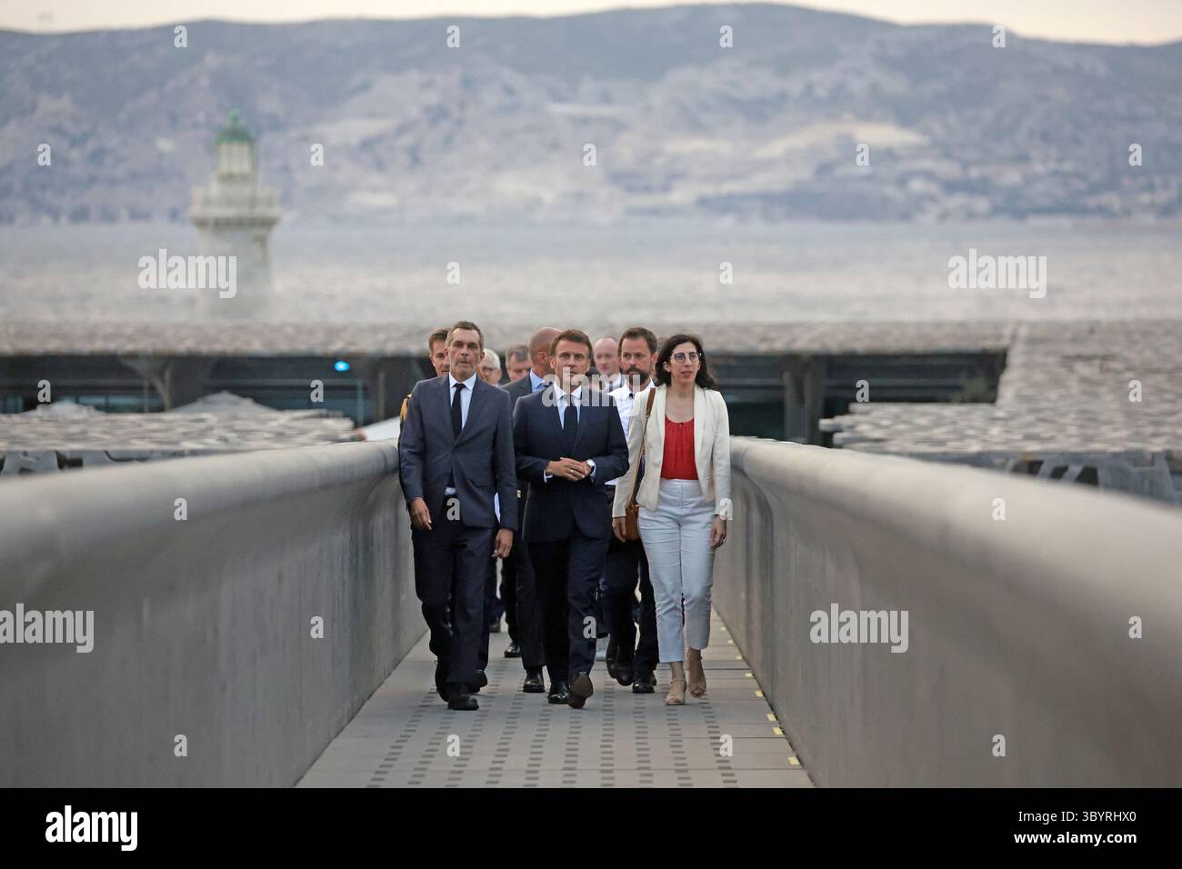 27. Juni 2023, Marseille, Marseille: Marseille (Marseille), 27.06.2023.- der französische Präsident Emmanuel Macron (C) trifft am 27. Juni 2023 mit Mucem (Museum für europäische und mediterrane Zivilisationen) Präsident Pierre-Olivier Costa (L) und Kulturministerin Rima Abdul Malak (R) im Mucem in Marseille ein. Zwei Jahre nach dem Start des Transformationsplans besucht Präsident Macron vom 26. Bis 28. Juni 2023 Marseille, um die verschiedenen Projekte in der zweitgrößten Stadt Frankreichs zu überprüfen. (Francia, Marsella) (Foto: © Guillaume Horcajuelo/POOL Via ZUMA Press Wire) Stockfoto