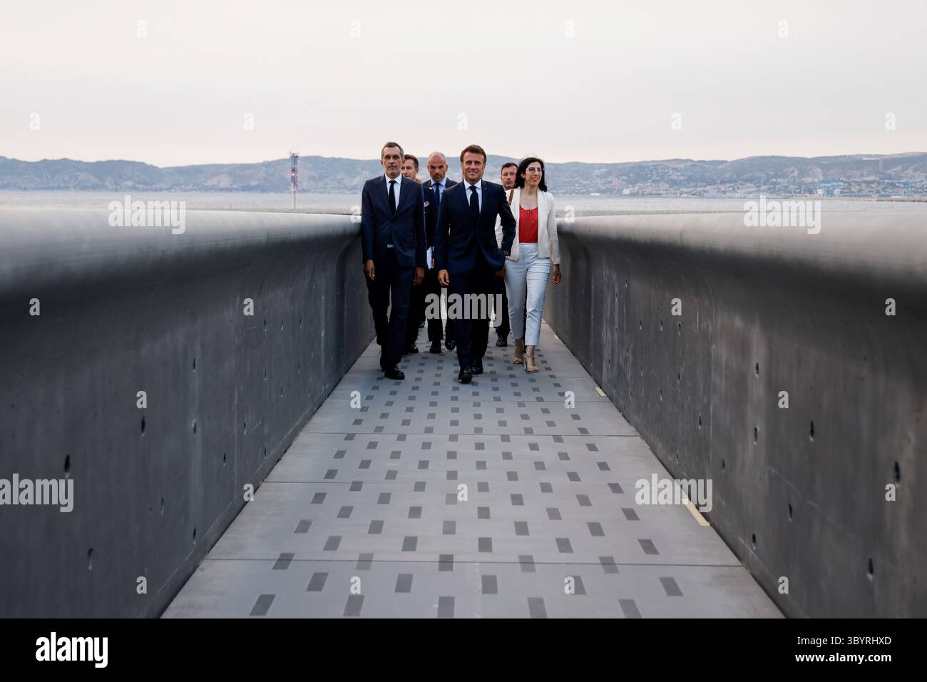 Juni 2023, MARSEILLE, Bouches-du-Rhône, Frankreich: Marseille (Frankreich), 27.06.2023.- (L-R) der Präsident des Museums für europäische und mediterrane Zivilisationen (Mucem) Pierre-Olivier Costa, der französische Präsident Emmanuel Macron und die französische Kulturministerin Rima Abdul-Malak treffen am 27. Juni 2023 im Mucem in Marseille ein. Der französische Präsident besucht Marseille zwei Jahre, nachdem er einen Umbauplan in Höhe von fünf Milliarden Euro (5,5 Milliarden US-Dollar) für die Stadt aufgestellt hat, um neue Polizisten einzustellen, Schulen und öffentliche Räume zu renovieren und das knarrende öffentliche Verkehrsnetz zu modernisieren. (Fran Stockfoto