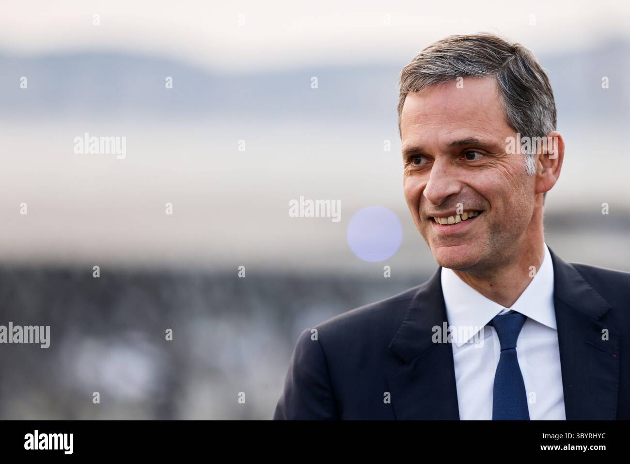 Juni 2023, MARSEILLE, Bouches-du-Rhône, Frankreich: Marseille (Frankreich), 27.06.2023.- Generaldirektor der französischen Containertransport- und Reederei CMA CGM Rodolphe Saade trifft am 27. Juni 2023 auf einer Brücke im Museum für europäische und mediterrane Zivilisationen (Mucem) in Marseille, Südostfrankreich ein. Der französische Präsident besucht Marseille zwei Jahre, nachdem er einen Umbauplan in Höhe von fünf Milliarden Euro (5,5 Milliarden US-Dollar) für die Stadt aufgestellt hat, um neue Polizisten einzustellen, Schulen und öffentliche Räume zu renovieren und das knarrende öffentliche Verkehrsnetz zu modernisieren. (Francia, M. Stockfoto