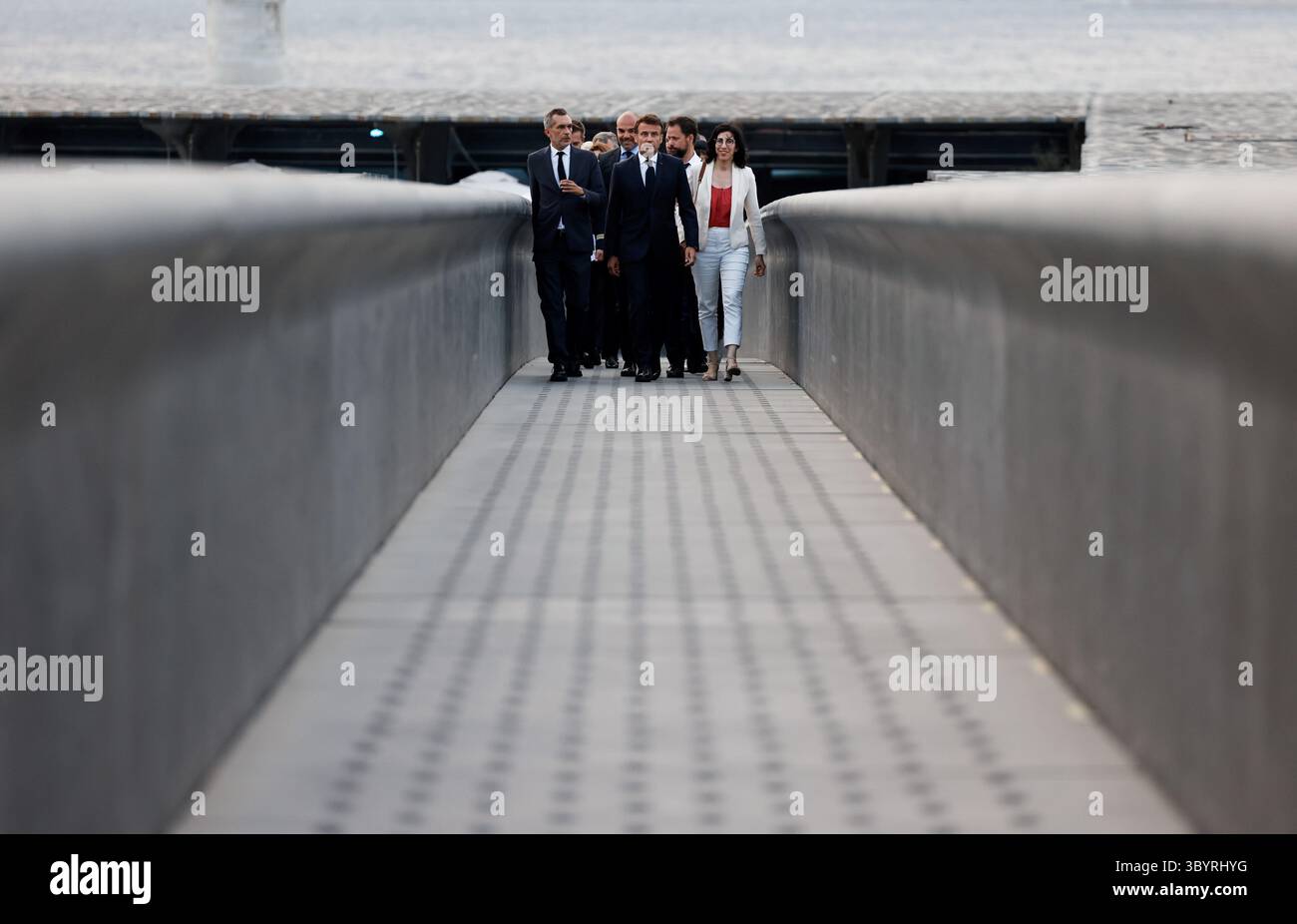 Juni 2023, MARSEILLE, Bouches-du-Rhône, Frankreich: Marseille (Frankreich), 27.06.2023.- (L-R) Präsident Pierre-Olivier Costa, der französische Präsident Emmanuel Macron und die französische Kulturministerin Rima Abdul-Malak treffen am 27. Juni 2023 im Mucem in Marseille ein. Der französische Präsident besucht Marseille zwei Jahre, nachdem er einen Umbauplan in Höhe von fünf Milliarden Euro (5,5 Milliarden US-Dollar) für die Stadt aufgestellt hat, um neue Polizisten einzustellen, Schulen und öffentliche Räume zu renovieren und das knarrende öffentliche Verkehrsnetz zu modernisieren. (Franc Stockfoto