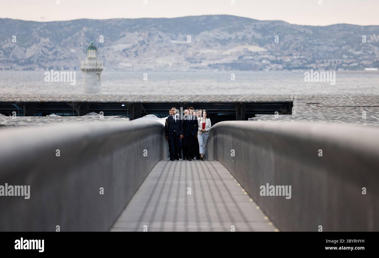 Juni 2023, MARSEILLE, Bouches-du-Rhône, Frankreich: Marseille (Frankreich), 27.06.2023.- (L-R) der Präsident des Museums für europäische und mediterrane Zivilisationen (Mucem) Pierre-Olivier Costa, der französische Präsident Emmanuel Macron und die französische Kulturministerin Rima Abdul-Malak treffen am 27. Juni 2023 im Mucem in Marseille ein. Der französische Präsident besucht Marseille zwei Jahre, nachdem er einen Umbauplan in Höhe von fünf Milliarden Euro (5,5 Milliarden US-Dollar) für die Stadt aufgestellt hat, um neue Polizisten einzustellen, Schulen und öffentliche Räume zu renovieren und das knarrende öffentliche Verkehrsnetz zu modernisieren. (Fran Stockfoto