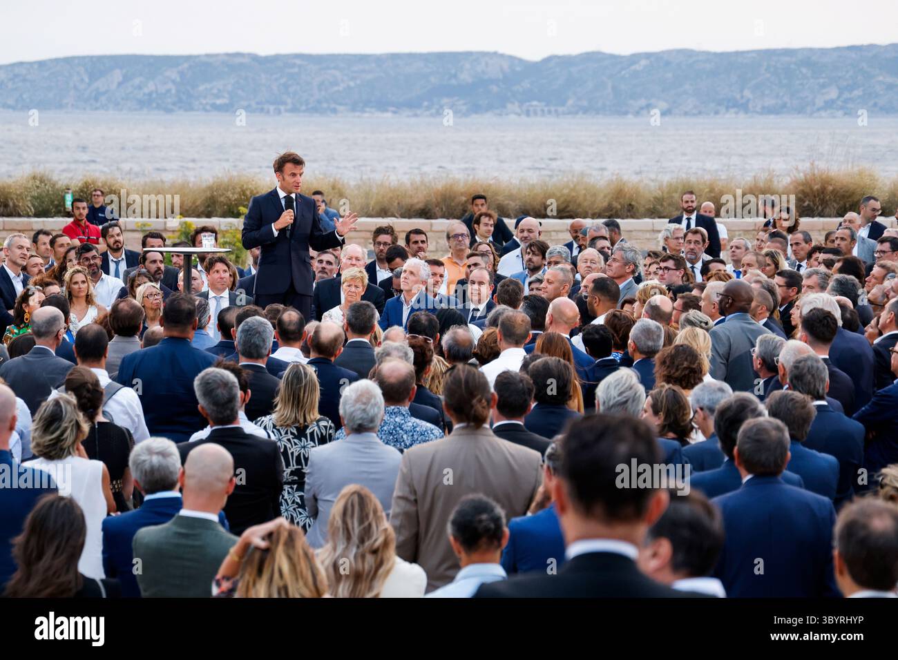 Juni 2023, MARSEILLE, Bouches-du-Rhône, Frankreich: Marseille (Frankreich), 27.06.2023.- der französische Präsident Emmanuel Macron hält am 27. Juni 2023 eine Rede im Fort Saint-Jean in Marseille im Südosten Frankreichs. Der französische Präsident besucht Marseille zwei Jahre, nachdem er einen Umbauplan in Höhe von fünf Milliarden Euro (5,5 Milliarden US-Dollar) für die Stadt aufgestellt hat, um neue Polizisten einzustellen, Schulen und öffentliche Räume zu renovieren und das knarrende öffentliche Verkehrsnetz zu modernisieren. (Francia, Marsella) (Foto: © Ludovic Marin/POOL via ZUMA Press Wire) Stockfoto