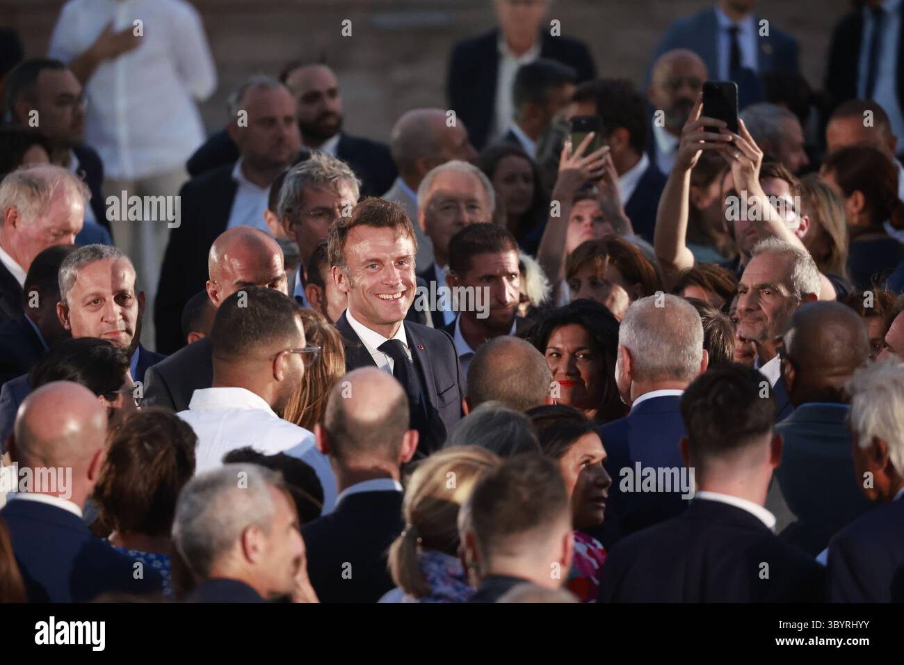 Juni 2023, MARSEILLE, Bouches-du-Rhône, Marseille: Marseille (Marseille), 27.06.2023.- der französische Präsident Emmanuel Macron hält am 27. Juni 2023 eine Rede im Fort Saint-Jean in Marseille. Zwei Jahre nach dem Start des Transformationsplans besucht Präsident Macron vom 26. Bis 28. Juni 2023 Marseille, um die verschiedenen Projekte in der zweitgrößten Stadt Frankreichs zu überprüfen. (Francia, Marsella) (Foto: © Guillaume Horcajuelo/POOL Via ZUMA Press Wire) Stockfoto
