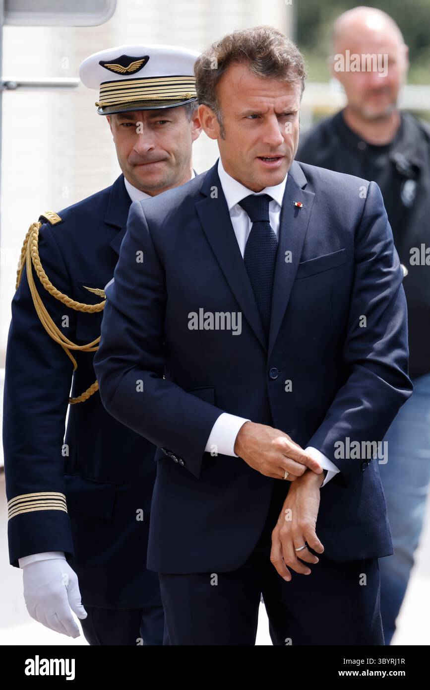 Juni 2023, MARSEILLE, Bouches-du-Rhône, Frankreich: Marseille (Frankreich), 27.06.2023.- der französische Präsident Emmanuel Macron besucht am 27. Juni 2023 das Hopital d'Instruction des Armees Laveran in Marseille im Südosten Frankreichs. Der französische Präsident besucht Marseille zwei Jahre, nachdem er einen Umbauplan in Höhe von fünf Milliarden Euro (5,5 Milliarden US-Dollar) für die Stadt aufgestellt hat, um neue Polizisten einzustellen, Schulen und öffentliche Räume zu renovieren und das knarrende öffentliche Verkehrsnetz zu modernisieren. (Francia, Marsella) (Foto: © Ludovic Marin/POOL via ZUMA Press Wire) Stockfoto