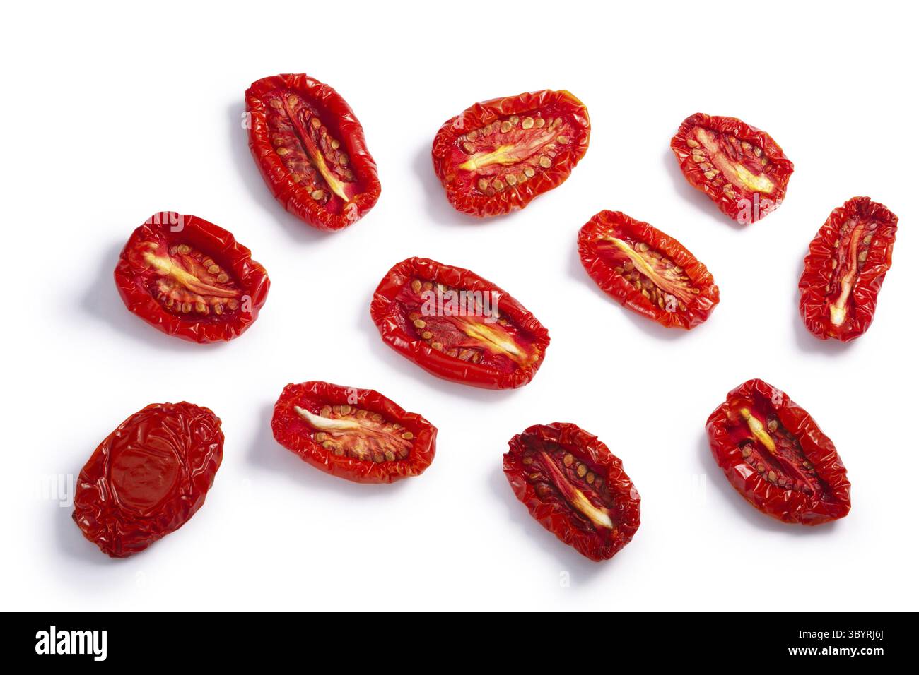 Getrocknete oder getrocknete Tomaten Hälften, Draufsicht, verschiedene Formen. Schneidepfade, Schatten getrennt Stockfoto