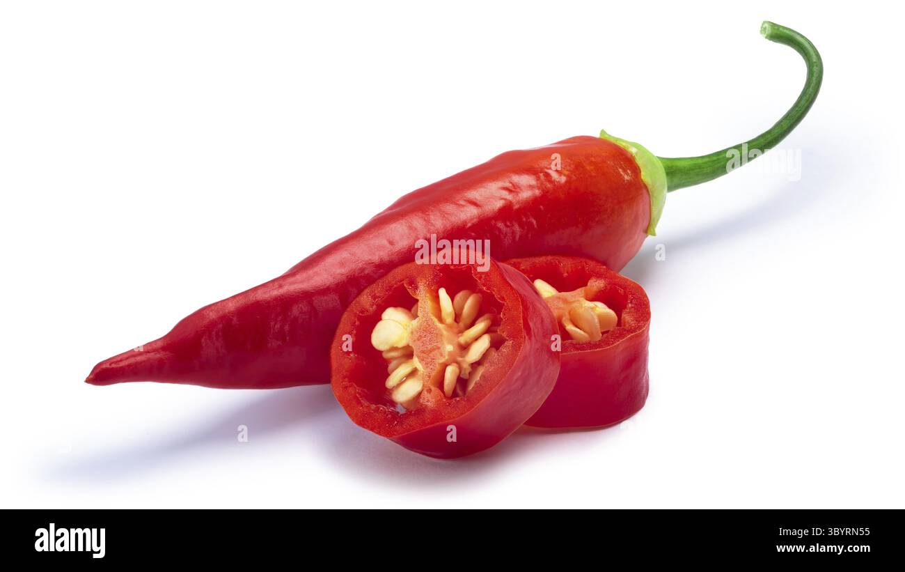 Aji Cristal Pfeffer, ganze und aufgeschnittene (Capsicum baccatum). Beschneidungspfade, Schatten getrennt Stockfoto