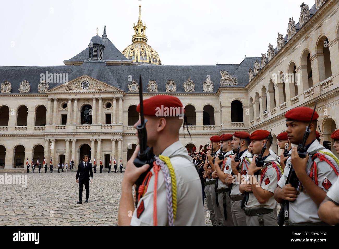 25. August 2023, PARIS, Frankreich: Paris (Frankreich), 25.08.2023.- der französische Präsident Emmanuel Macron (L) berichtet über die Truppen während einer nationalen Hommage an den verstorbenen französischen Armeegeneral Jean-Louis Georgelin, ehemaliger Generalstabschef der Streitkräfte, ehemaliger Großkanzler der Ehrenlegion, verantwortlich für den Wiederaufbau der Kathedrale Notre-Dame de Paris im Innenhof des Invalides Hotel in Paris, Frankreich, 25. August 2023. (Francia) (Foto: © Christian Hartmann/POOL via ZUMA Press Wire) Stockfoto