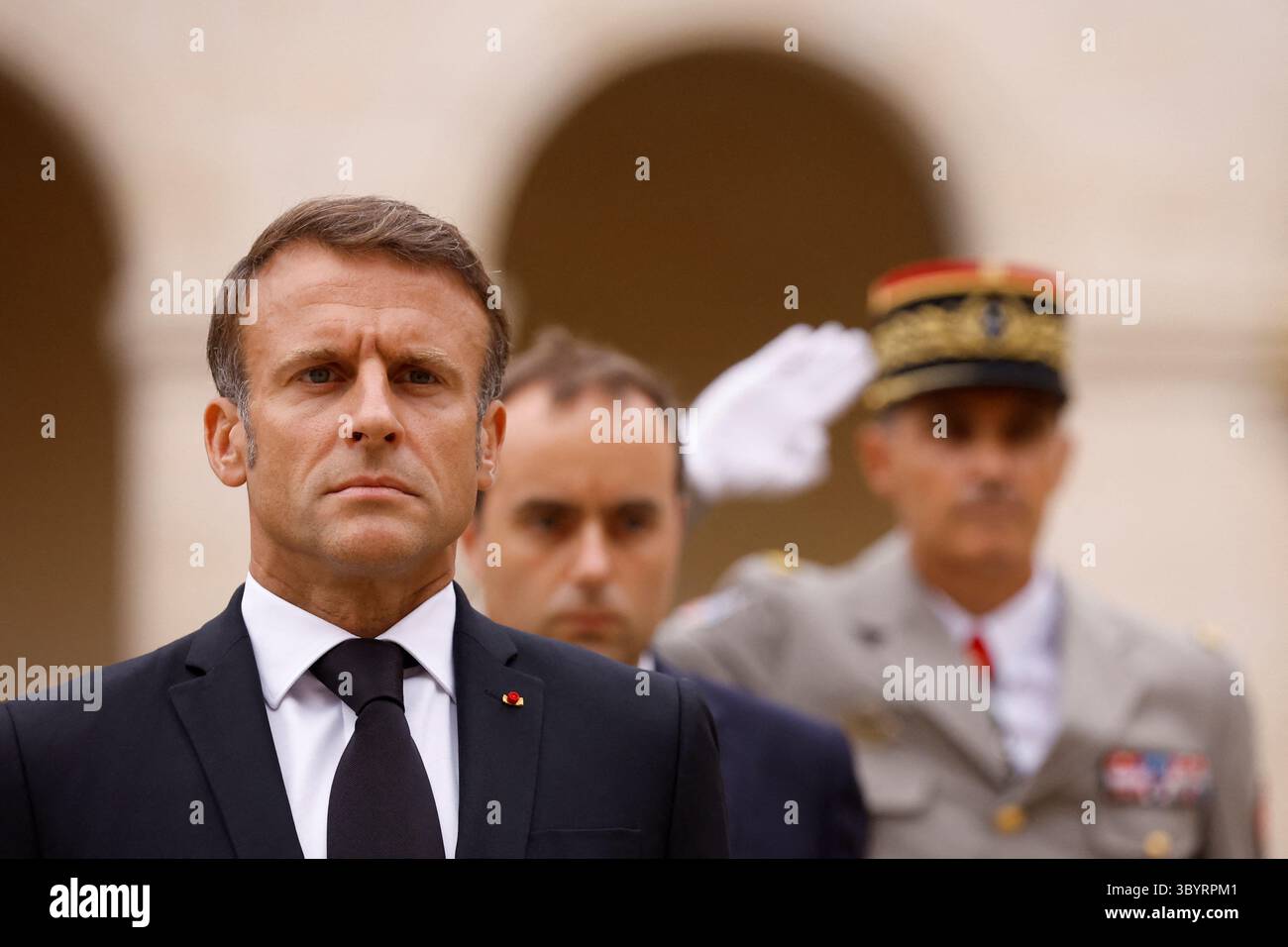 25. August 2023, PARIS, Frankreich: Paris (Frankreich), 25.08.2023.- der französische Präsident Emmanuel Macron nimmt an einer nationalen Hommage an den verstorbenen französischen Armeegeneral Jean-Louis Georgelin Teil, ehemaliger Generalstabschef der Streitkräfte, ehemaliger Großkanzler der Ehrenlegion, verantwortlich für den Wiederaufbau der Kathedrale Notre-Dame de Paris, im Innenhof des Invalides in Paris, Frankreich, 25. August 2023. (Francia) (Foto: © Christian Hartmann/POOL via ZUMA Press Wire) Stockfoto