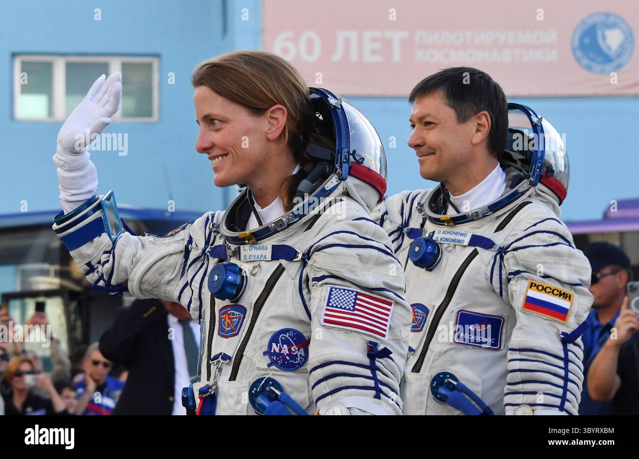 15. September 2023, BAIKONUR, Kasachstan: Baikonur (Kasachstan), 15.09.2023.- US-NASA-Astronaut Loral O'ÄôHara (L) und russischer Roscosmos-Kosmonaut Oleg Kononenko, Mitglieder der ISS-Expedition 70-71, haben sich während der Vorbereitungen vor dem Start auf dem von Russland gepachteten Kosmodrom Baikonur in Kasachstan am 15. September 2023 gewünscht. Das Trio aus dem US-amerikanischen NASA-Astronauten Loral O’ÄôHara, den russischen Roscosmos-Kosmonauten Oleg Kononenko und Nikolai Chub soll am 15. September an Bord des Raumschiffs Sojus MS-24 starten. (Kazajstán, Rusia, Roma) (Bild: © Vyacheslav Os Stockfoto