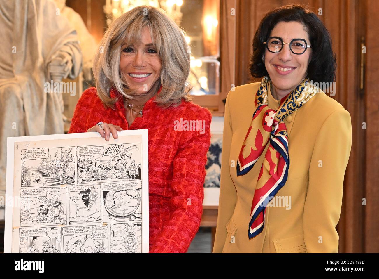 21. September 2023, Paris, Frankreich: Paris (Frankreich), 21.09.2023.- die Frau des französischen Präsidenten Brigitte Macron (L) hält neben der französischen Kulturministerin Rima Abdul-Malak (R) eine Comicseite, während eines Besuchs in der „Bibliotheque nationale de France“ (BNF), um am 21. September 2023 in Paris einen neuen französisch-britischen Literaturpreis zu überreichen. Der britische König Karl III. Und seine Frau, Königin Camilla, besuchen am 20. September 2023 Paris und Bordeaux, sechs Monate nachdem Unruhen und Streiks die Last-Minute-po zwangen Stockfoto