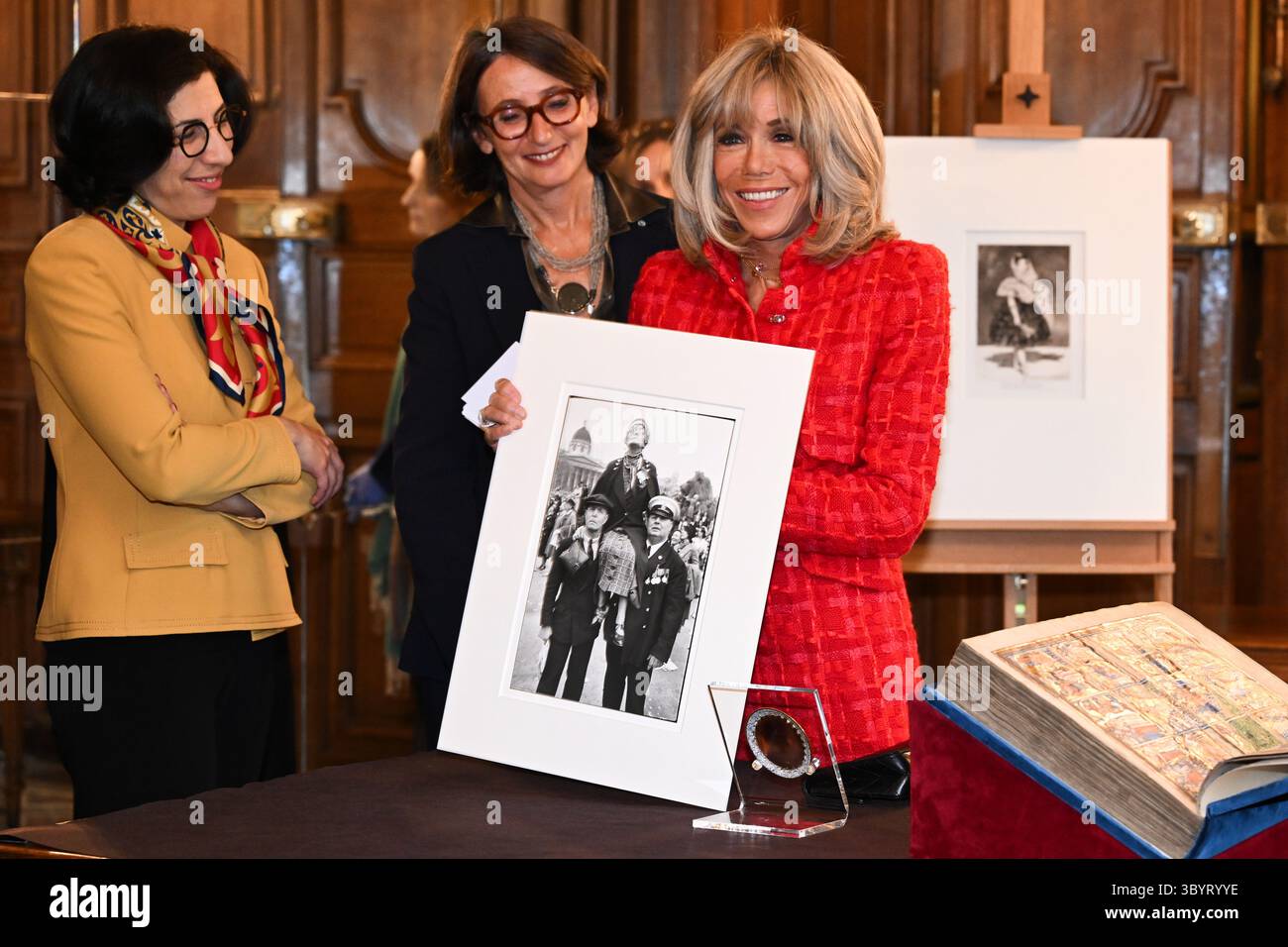 21. September 2023, Paris, Frankreich: Paris (Frankreich), 21.09.2023.- Frau des französischen Präsidenten Brigitte Macron (R) hält neben der französischen Kulturministerin Rima Abdul-Malak (L) ein Bild bei einem Besuch in der „Bibliotheque nationale de France“ (BNF), um am 21. September 2023 in Paris einen neuen französisch-britischen Literaturpreis zu überreichen. Der britische König Karl III. Und seine Frau, Königin Camilla, befinden sich am 20. September 2023 auf einem dreitägigen Staatsbesuch in Paris und Bordeaux, sechs Monate nachdem Unruhen und Streiks die Last-Minute-Abschiebung erzwangen Stockfoto
