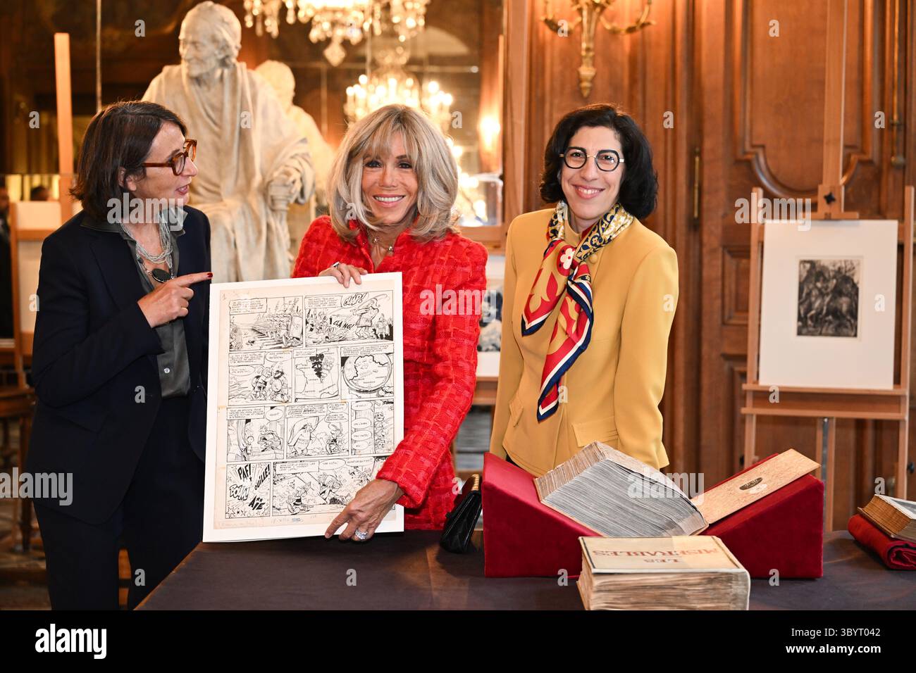 21. September 2023, Paris, Frankreich: Paris (Frankreich), 21.09.2023.- Brigitte Macron (C) hält eine Comicseite neben der französischen Kulturministerin Rima Abdul-Malak (R) bei einem Besuch in der „Bibliotheque nationale de France“ (BNF), um am 21. September 2023 in Paris einen neuen französisch-britischen Literaturpreis zu überreichen. Der britische König Karl III. Und seine Frau, Königin Camilla, besuchen am 20. September 2023 Paris und Bordeaux, sechs Monate nachdem Unruhen und Streiks die Last-Minute-po zwangen Stockfoto