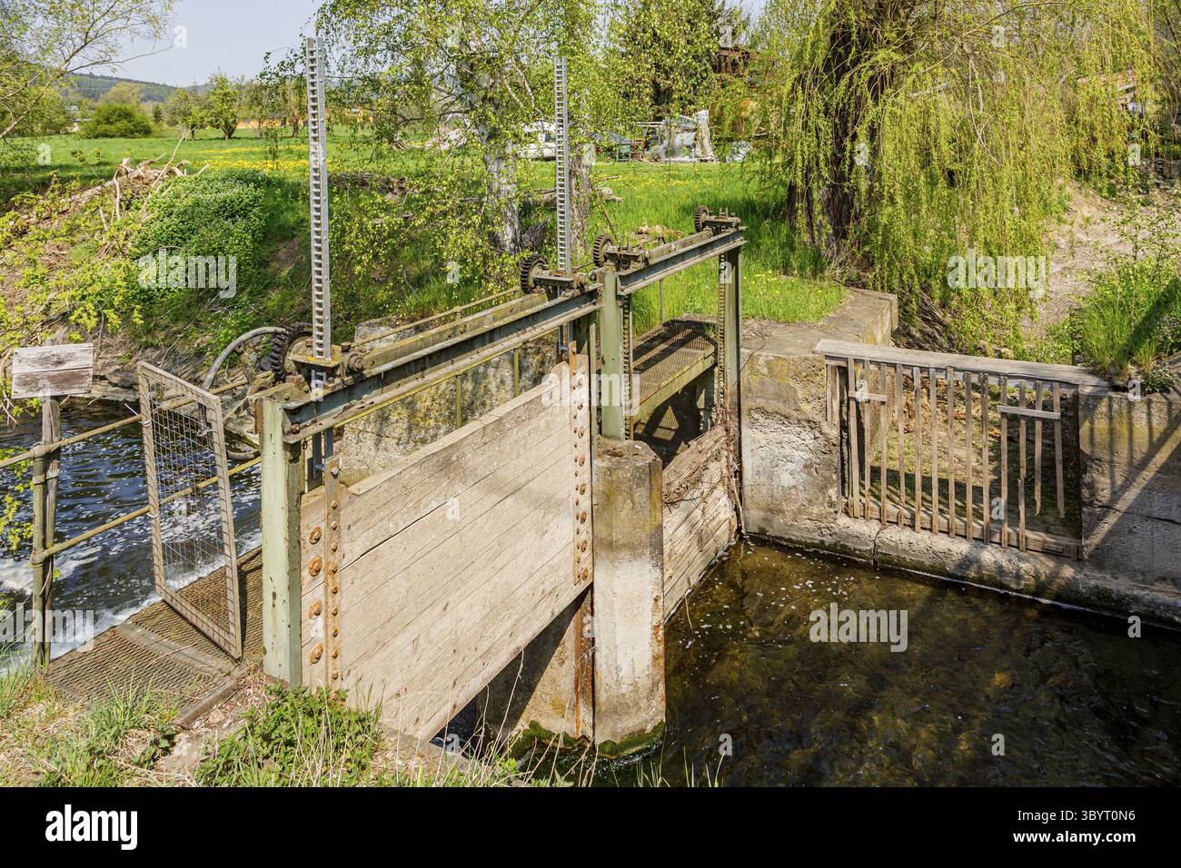 Weir-System an der Orla zur Regulierung des Wasserstandes einer Mühle in Thüringen Stockfoto