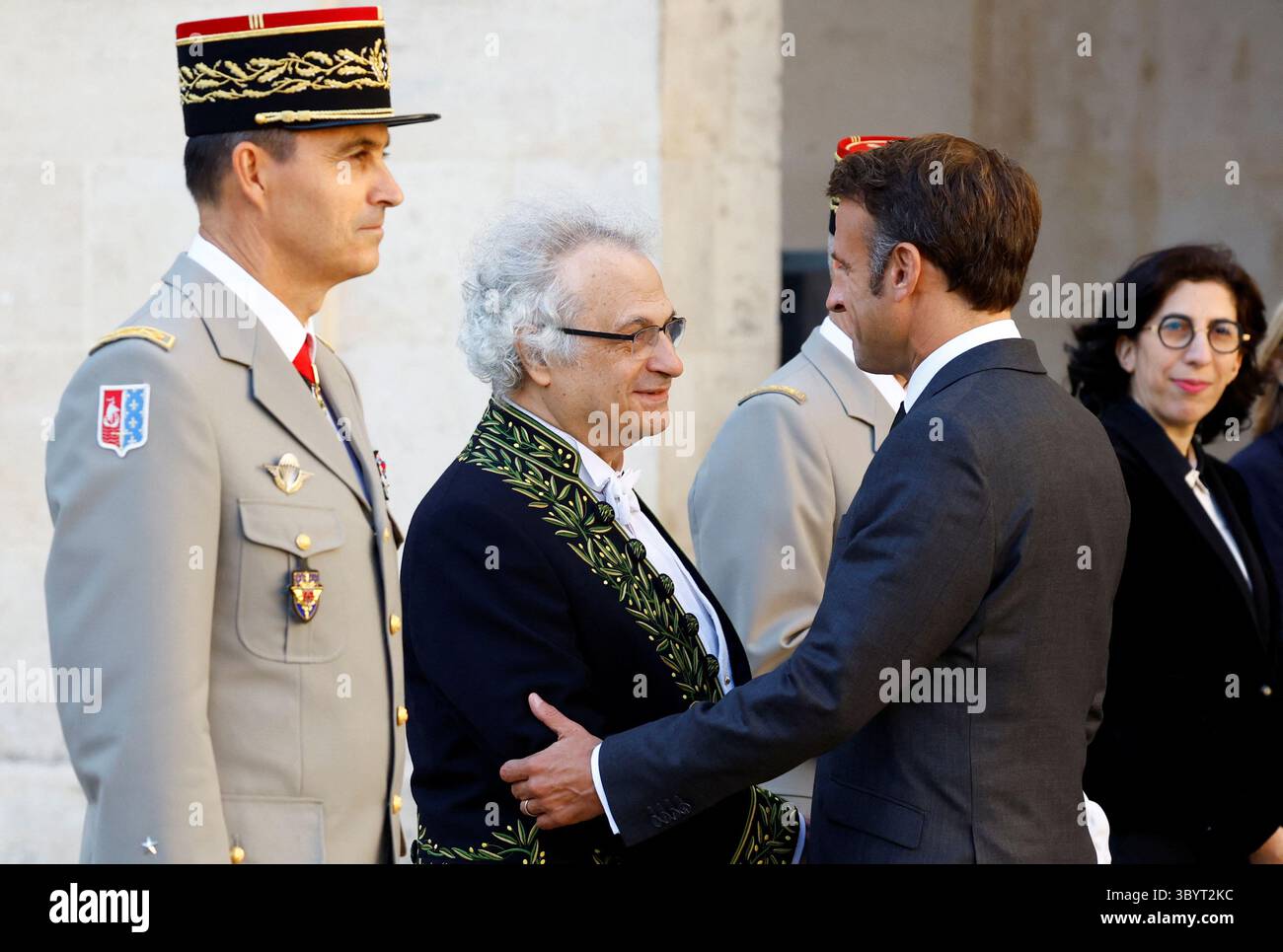 3. Oktober 2023, PARIS, Frankreich: Paris (Frankreich), 10.03.2023.- der französische Präsident Emmanuel Macron (2-R) schüttelt Amin Maalouf (2-L), neu gewählter Ständiger Sekretär der französischen Akademie (Academie Francaise), neben General Christophe Abad (L), dem Militärgouverneur von Paris, und der französische Kulturministerin Rima Abdul Malak (R) während einer nationalen Hommage an den späten französischen Historiker und ehemaligen Sekretärin der französischen Akademie des Invalié de Francaise des Invalize am 03. Oktober 2023. Carrere d’Encausse starb am 5. August 2023 im Alter von 94 Jahren in Paris. (Franc Stockfoto
