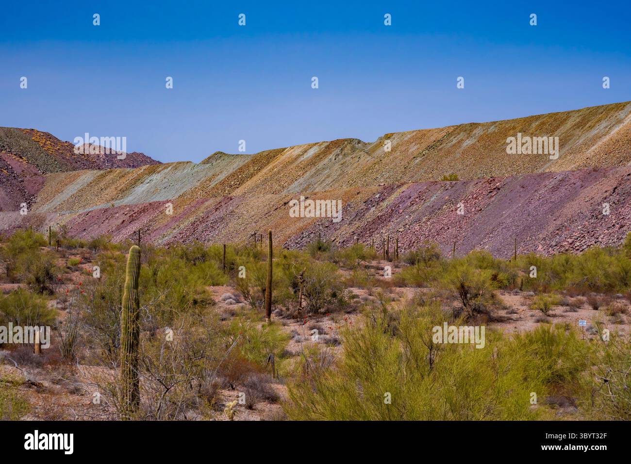 Bergabfahrten bei der Tagebau-Kupfermine New Cornelia, Ajo, Arizona. Stockfoto