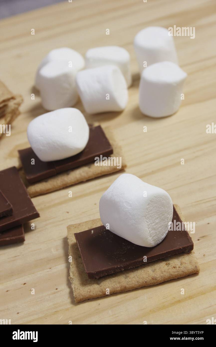 Smores. Marshmallow mit Schokolade und Graham Crackers in Rustic Kitchen Stockfoto