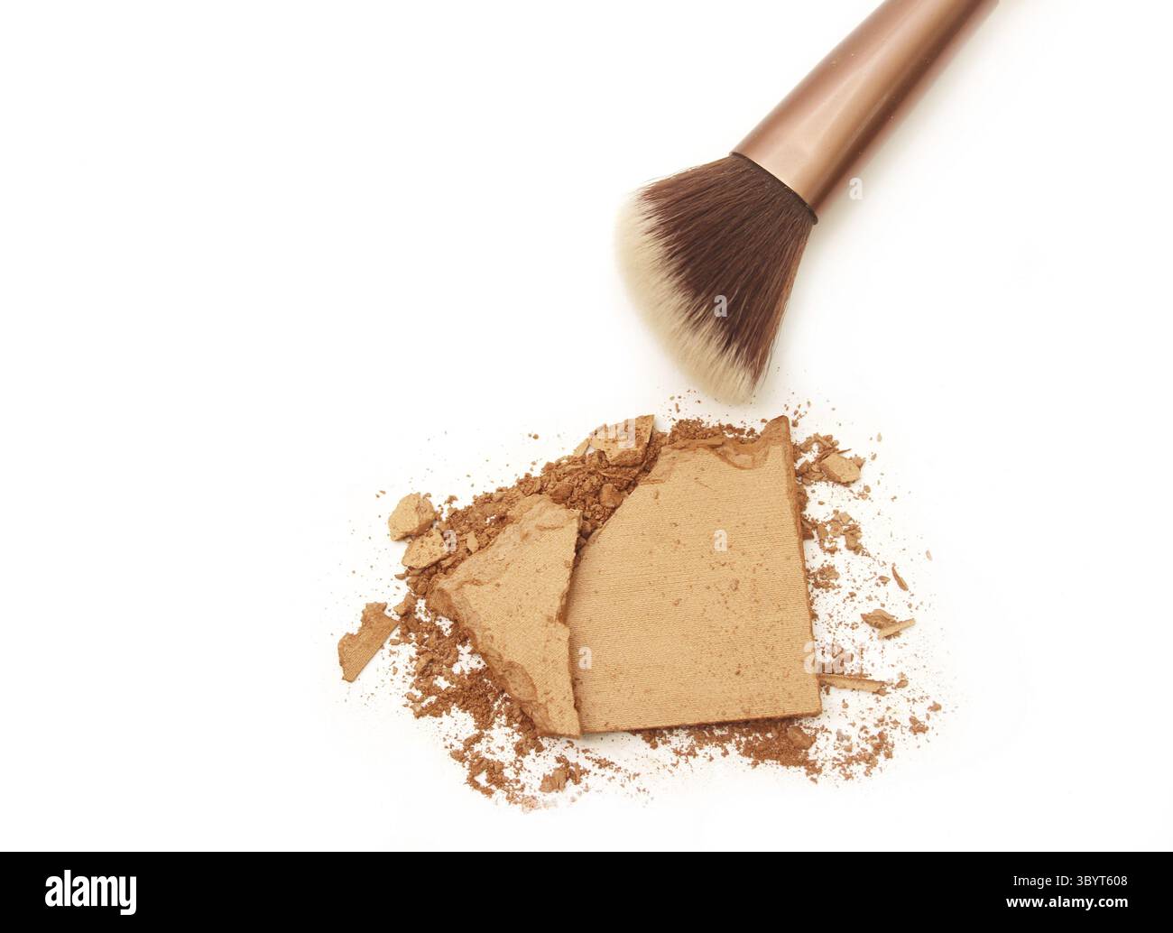 Broken Powder Foundation Bronzer Isoliert auf weissem Hintergrund Stockfoto