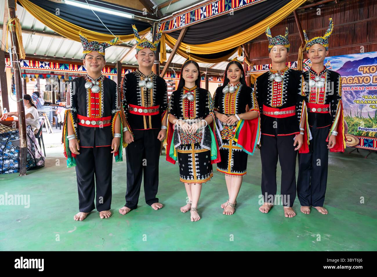 Kota Kinabalu, Sabah, Malaysia – 30. Mai 2025: Gruppenporträt des Mädchens Kadazan Dusun Tindal in einer Kota Belud Sinipak-Kleidung während des Fests der Kaamatan-Ernte Stockfoto