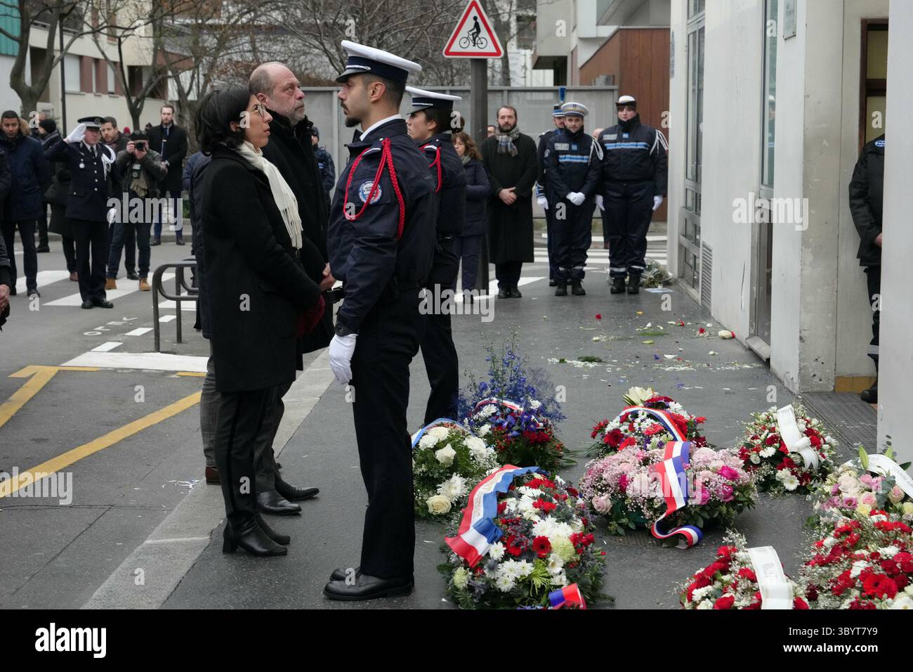 7. Januar 2024, PARIS, Frankreich: Paris (Frankreich), 01.07.2024.- Fench-Kulturministerin Rima Abdul Malak (L) und französischer Justizminister Eric Dupond-Moretti (2. L) nehmen an einer Gedenkfeier zum neunten Jahrestag des Angriffs des Dschihadisten auf das Satiremagazin Charlie Hebdo, bei dem 12 Menschen getötet wurden, am 07. Januar 2024 in Paris, Frankreich Teil. 2024 ist neun Jahre nach den Anschlägen vom 7. Bis 9. Januar 2015 auf das französische Satiremagazin Charlie Hebdo, den Supermarkt und die Polizei Hyper Cacher, bei denen 17 Menschen getötet wurden und die ersten in einer Reihe dschihadistischer Angriffe in Frankreich waren. (Francia) (Kredit Im Stockfoto