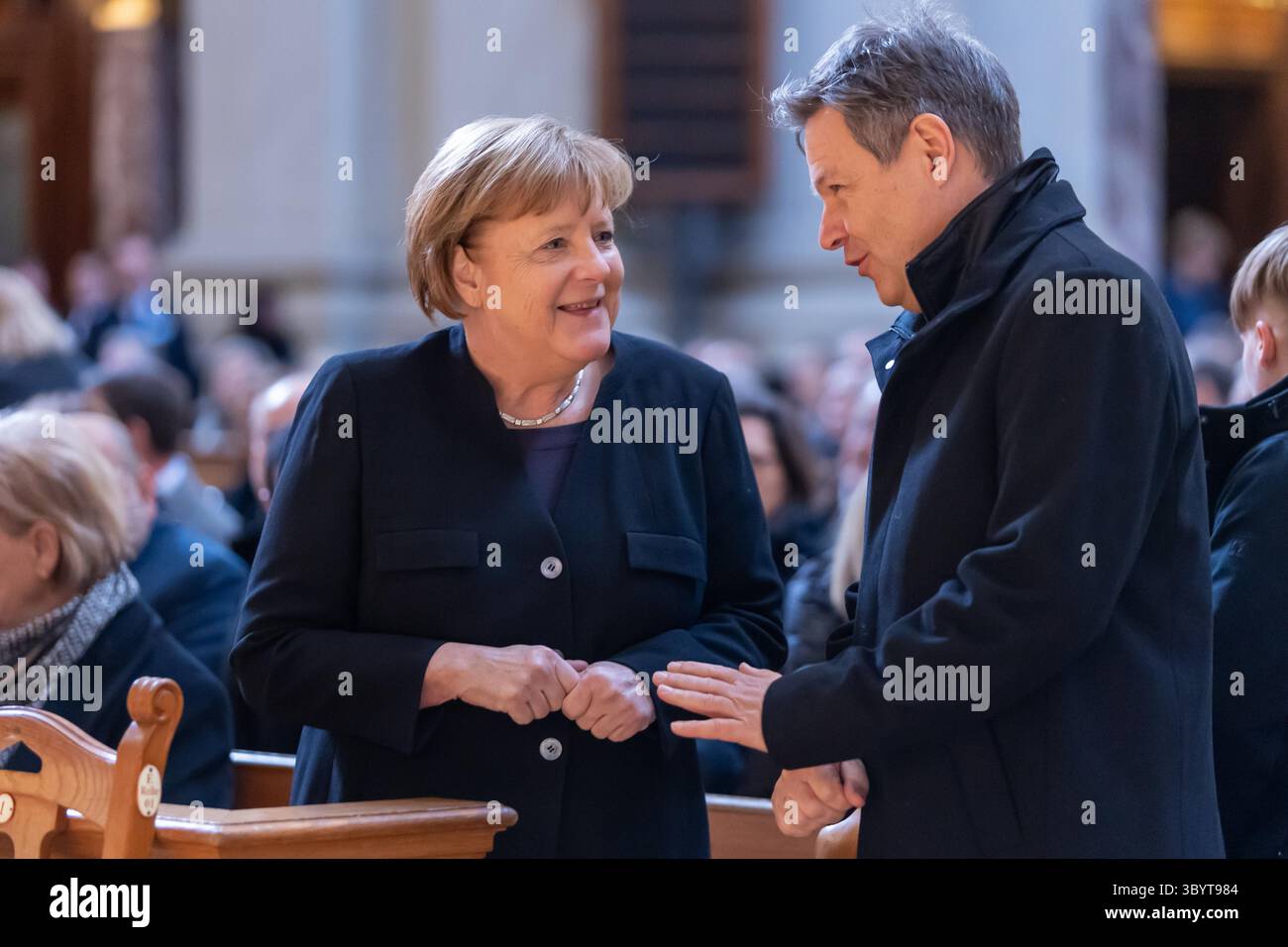 22. Januar 2024, Berlin, Berlin, Deutschland: Berlin (Deutschland).- die ehemalige Bundeskanzlerin Angela Merkel (L) spricht mit dem deutschen Vizekanzler und Minister für Wirtschaft und Klimaschutz Robert Habeck (R) anlässlich einer evangelischen Gedenkfeier zum Gedenken an den späten konservativen christdemokratischen Politiker Wolfgang Schaeuble im Berliner Dom, 22. Januar 2024. Der ehemalige Bundestagspräsident und CDU-Fraktionsvorsitzende Wolfgang Schaeuble starb am 26. Dezember 2023 im Alter von 81 Jahren. (Protestas, Alemanien Stockfoto