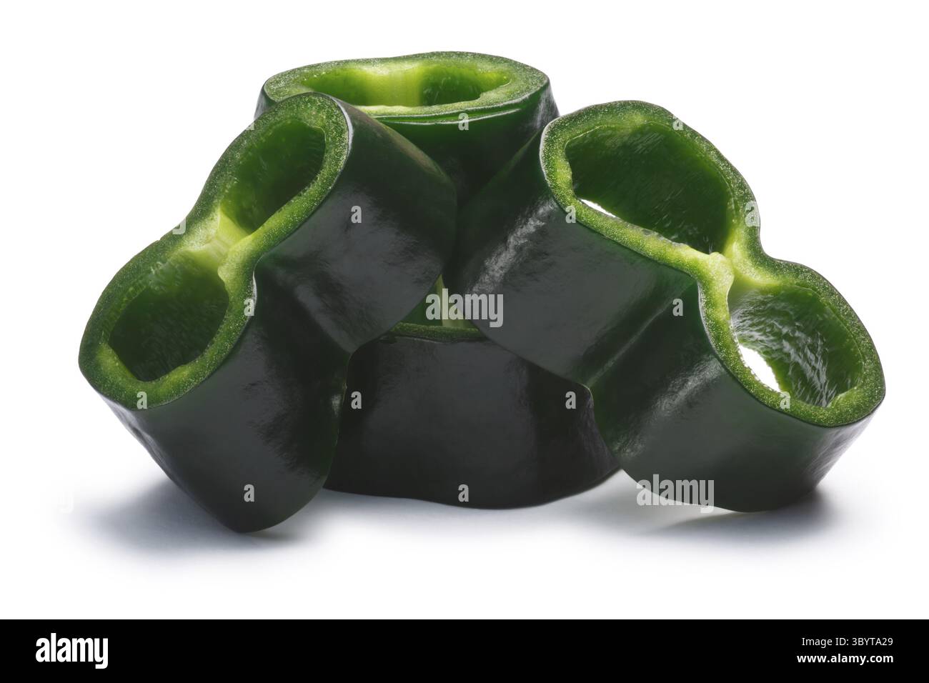 Unreife gehackte Poblano Pfeffer (Capsicum Annuum), auch genannt Ancho, wenn Sie reif ist. New Mexico (Numex) Chile. Schneidepfade, Schatten getrennt Stockfoto