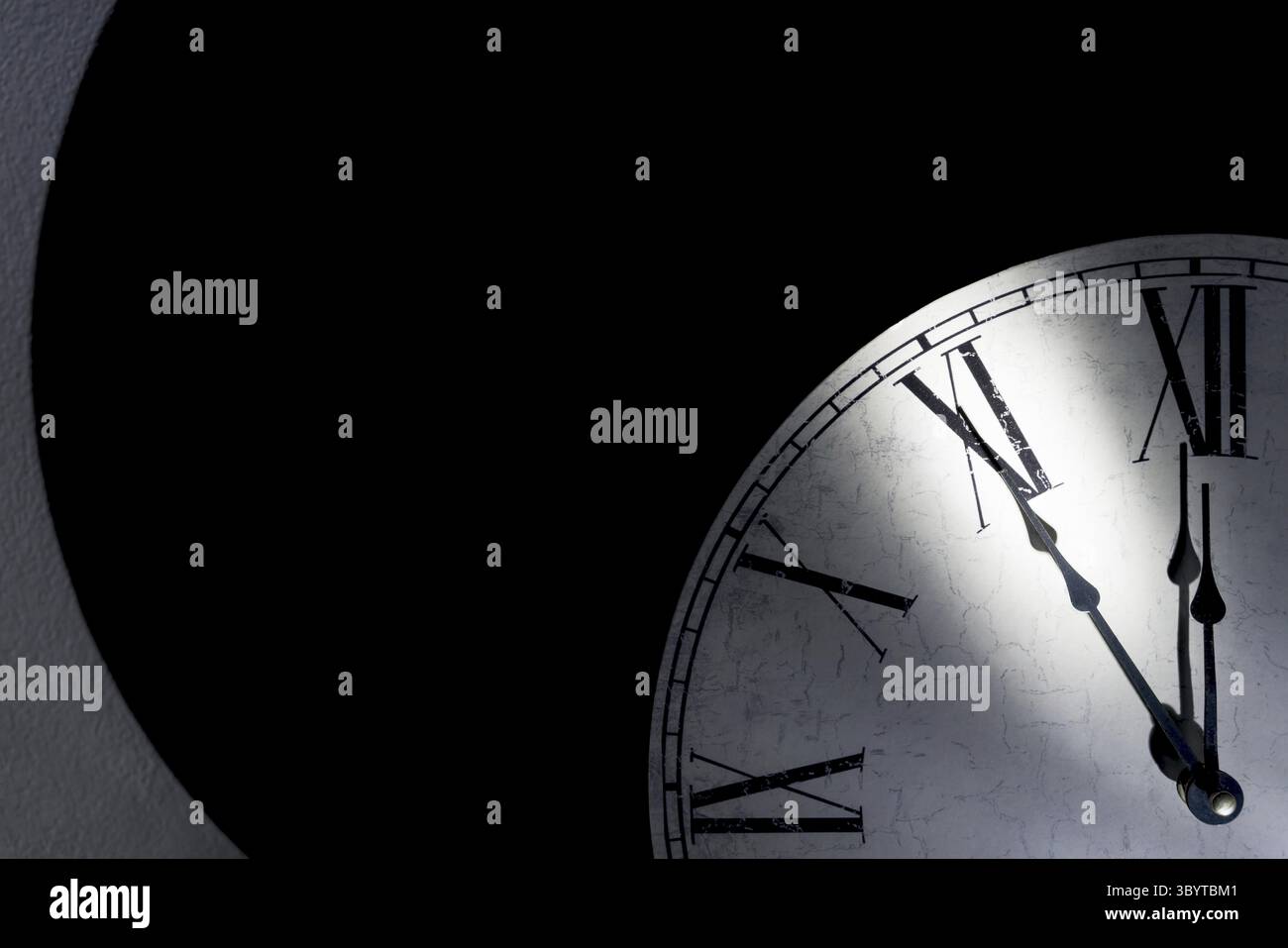 Vintage Wanduhr mit römischen Ziffern, die fünf Minuten bis anzeigen Mitternacht als Symbol für die Zeit, die knapp wird Stockfoto