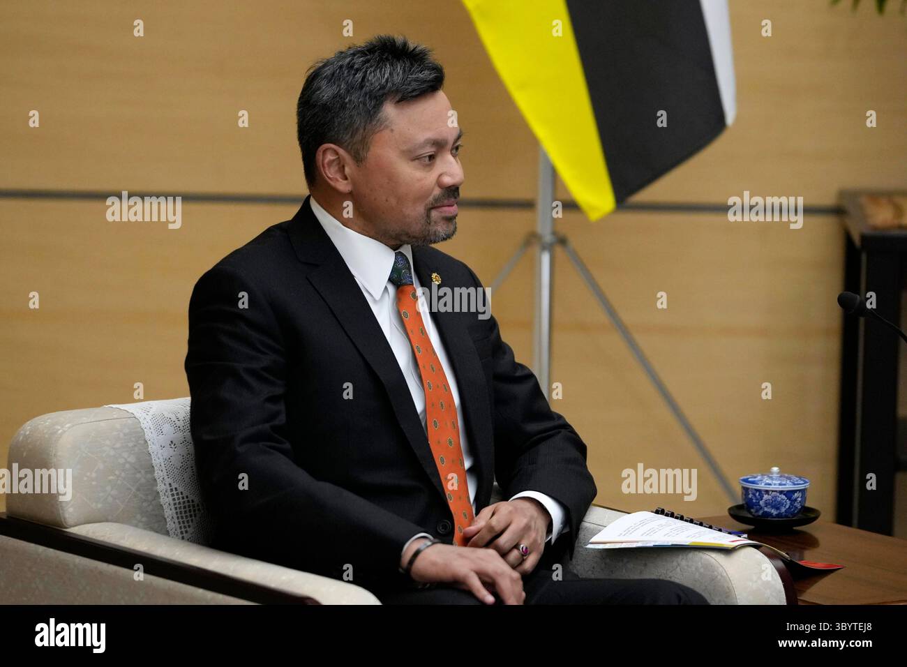 11. März 2024, Tokio, Japan: Tokio (Japan), 11.03.2024.- Kronprinz von Brunei Darussalam, Al-Muhtadee Billah, hört den japanischen Premierminister während seines Treffens am 11. März 2024 im Büro des Premierministers Äôs in Tokio, Japan. (Japón, Tokio) (Foto: © Hiro Komae/POOL via ZUMA Press Wire) Stockfoto