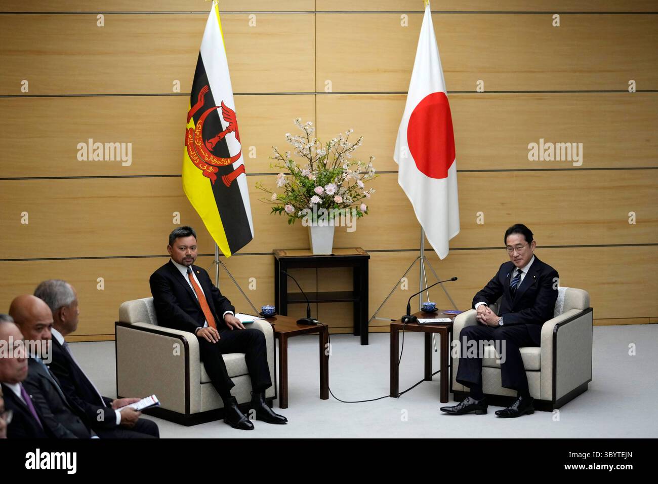 11. März 2024, Tokio, Japan: Tokio (Japan), 11.03.2024.- Kronprinz von Brunei Darussalam, Al-Muhtadee Billah (L) und Japan'Äôs-Premierminister Fumio Kishida blicken auf Medienmitglieder, die den Raum verlassen, nachdem sie den Anfang ihres Treffens im Büro des Premierministers'Äôs in Tokio, Japan, am 11. März 2024 berichten. (Japón, Tokio) (Foto: © Hiro Komae/POOL via ZUMA Press Wire) Stockfoto