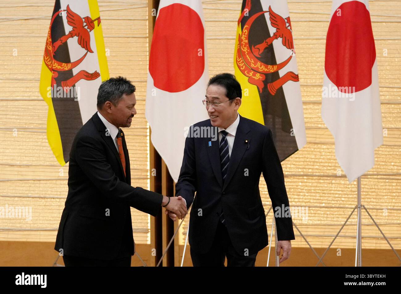 11. März 2024, Tokio, Japan: Tokio (Japan), 11.03.2024.- Kronprinz von Brunei Darussalam, Al-Muhtadee Billah (L) und Japan'Äôs-Premierminister Fumio Kishida schütteln die Hand nach dem Ende der Zeremonie des Notenwechsels im Büro des Premierministers'Äôs in Tokio, Japan, 11. März 2024. (Japón, Tokio) (Foto: © Hiro Komae/POOL via ZUMA Press Wire) Stockfoto