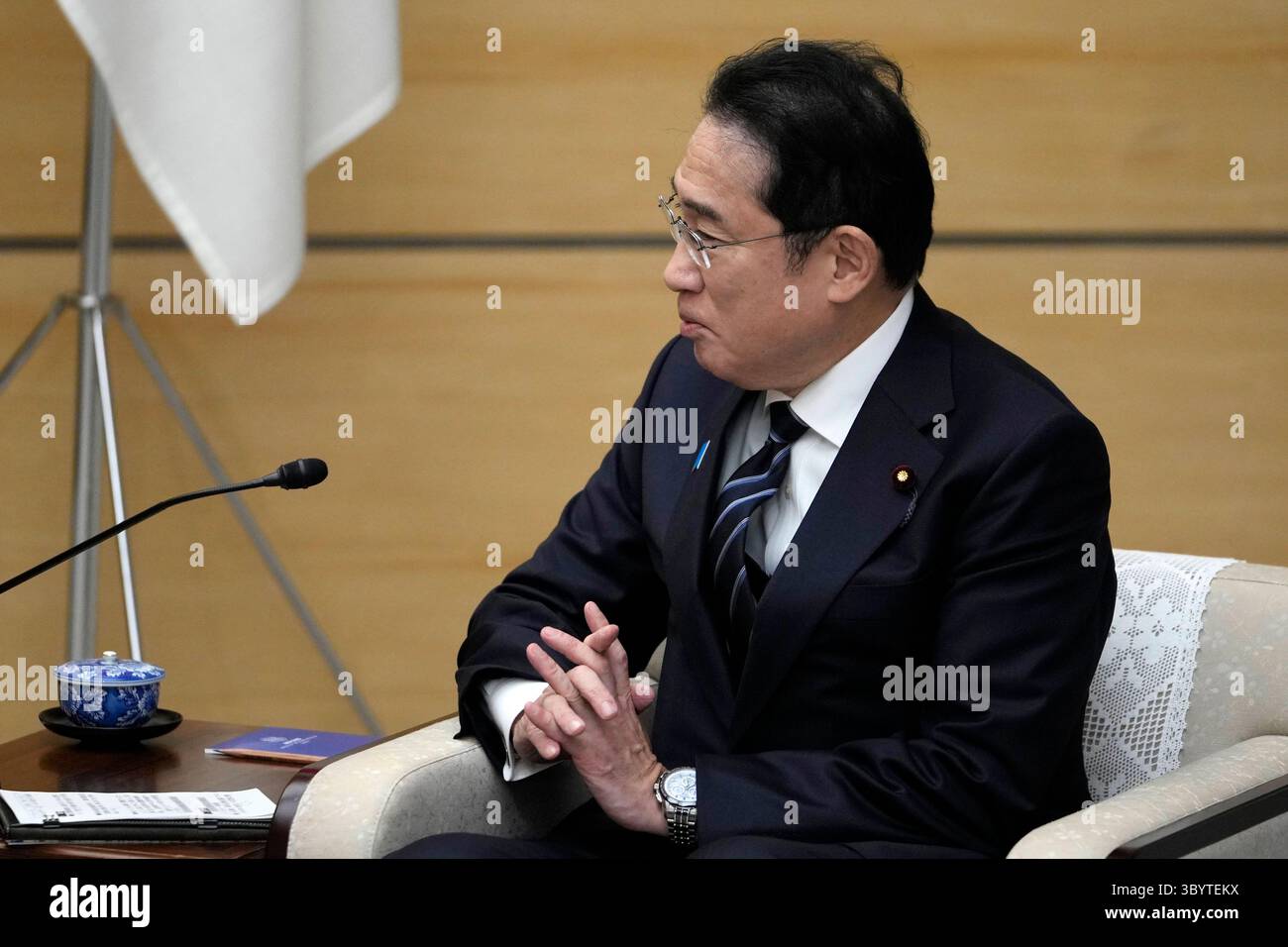 11. März 2024, Tokio, Japan: Tokio (Japan), 11.03.2024.- Japans Äôs Premierminister Fumio Kishida spricht während seines Treffens mit dem Kronprinzen von Brunei Darussalam, Al-Muhtadee Billah, im Büro des Premierministers'Äôs in Tokio, Japan, 11. März 2024. (Japón, Tokio) (Foto: © Hiro Komae/POOL via ZUMA Press Wire) Stockfoto