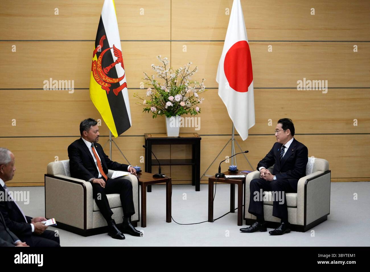 11. März 2024, Tokio, Japan: Tokio (Japan), 11.03.2024.- Kronprinz von Brunei Darussalam, Al-Muhtadee Billah (L), spricht während seines Treffens mit dem japanischen Äôs Premierminister Fumio Kishida am 11. März 2024 im Büro des Premierministers Äôs in Tokio. (Japón, Tokio) (Foto: © Hiro Komae/POOL via ZUMA Press Wire) Stockfoto