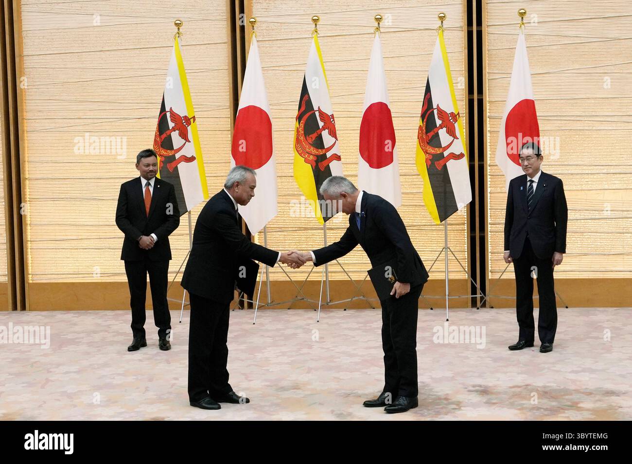 11. März 2024, Tokio, Japan: Tokio (Japan), 11.03.2024.- Kronprinz von Brunei Darussalam, Al-Muhtadee Billah (L) und Japan'Äôs-Premierminister Fumio Kishida (R), sehen sich ihre Beamten an, wie sie am 11. März 2024 am Ende einer Zeremonie zum Austausch von Verbales im Büro des Premierministers'Äôs in Tokio, Japan, die Hand schütteln. (Japón, Tokio) (Foto: © Hiro Komae/POOL via ZUMA Press Wire) Stockfoto