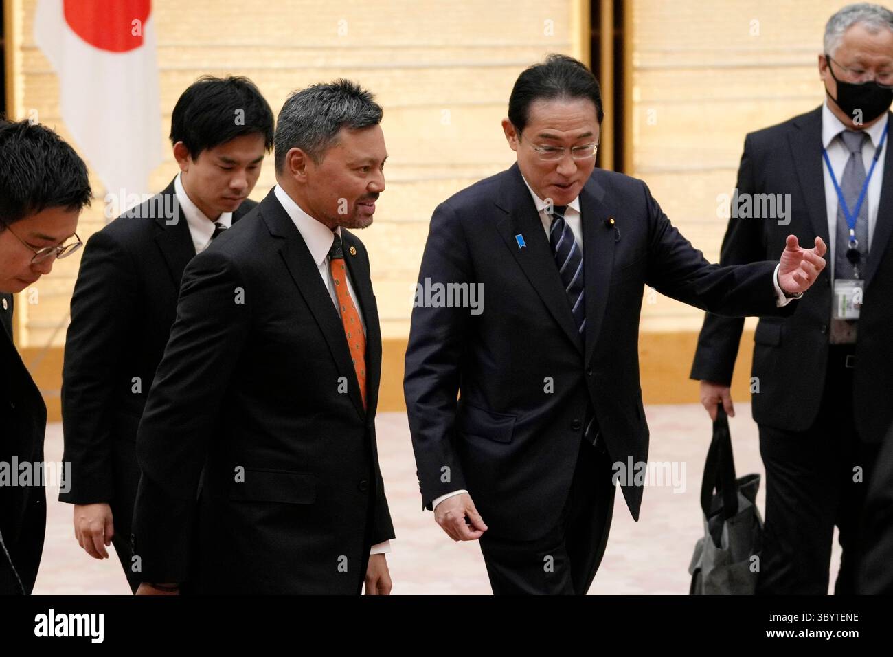 11. März 2024, Tokio, Japan: Tokio (Japan), 11.03.2024.- Japans Äôs Premierminister Fumio Kishida (C-R) eskortiert den Kronprinzen von Brunei Darussalam, Al-Muhtadee Billah (C-L), aus einem Raum nach dem Ende einer Zeremonie für den Austausch von Verbales im Büro des Premierministers'Äôs in Tokio, Japan, 11. März 2024. (Japón, Tokio) (Foto: © Hiro Komae/POOL via ZUMA Press Wire) Stockfoto